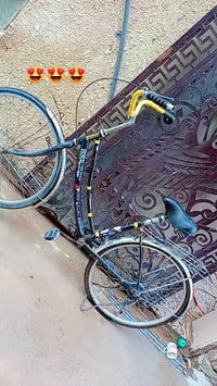 بايسكل بناتي نضيف لون اسود كلشي مابي فقط يحتاجلها ولف التاير الوره ب50...
