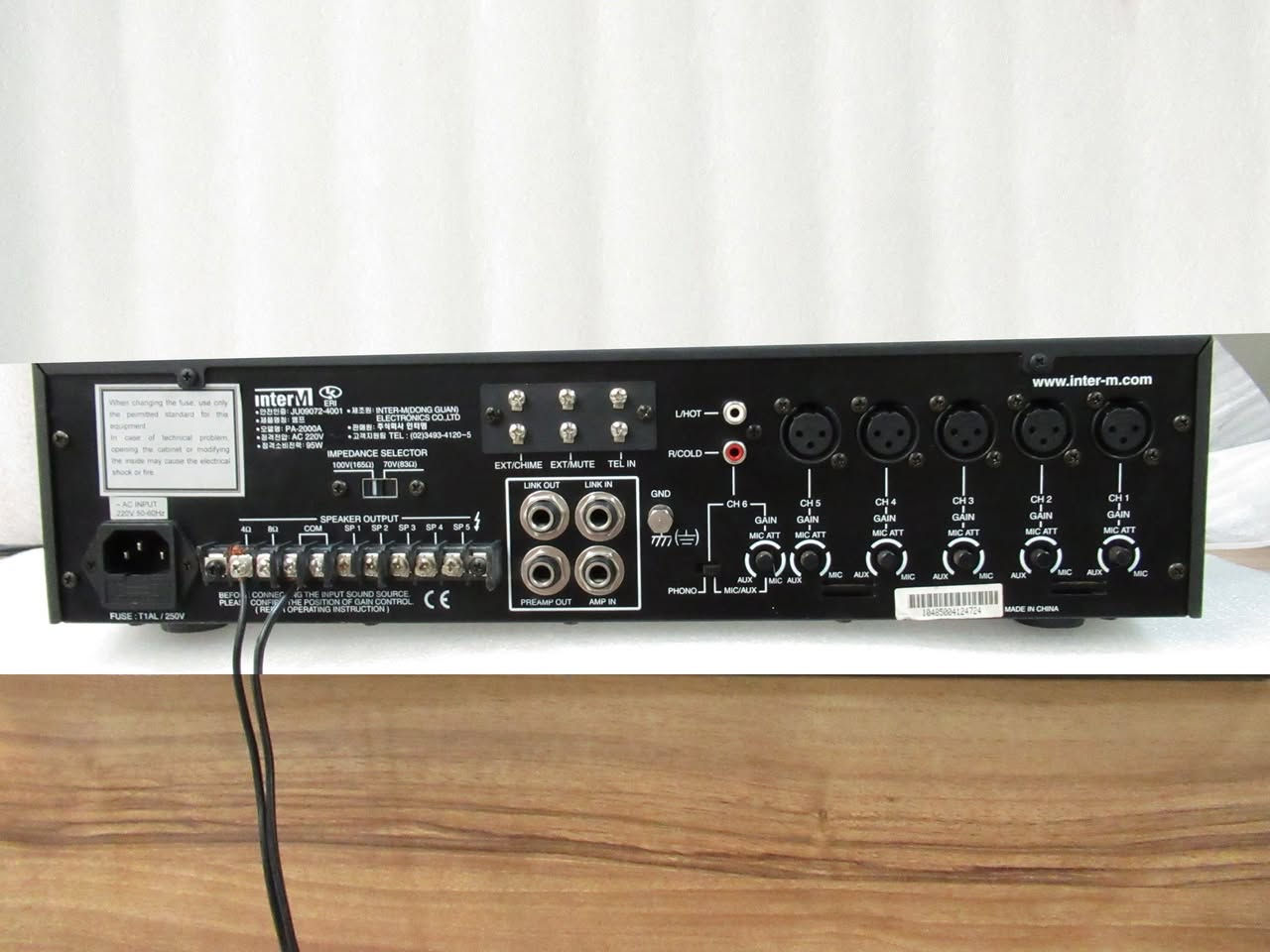 Inter-M PA-2000A                 مضخّم صوت احترافي لنظام النداء العام

الحل الأمثل للمساجد، المدارس، القاعات، الشركات،

 المستشفيات، المطاعم، والمولات .

 المواصفات التقنية (Technical Specifications)

قدرة خرج عالية 60 واط RMS – صوت قوي وواضح لتغطية مساحات كبيرة.

نطاق تردد واسع من 60Hz إلى 20kHz لضمان جودة صوت نقية في الكلام والموسيقى.

تشويه منخفض جداً THD أقل من 1% – أداء صوتي مستقر وممتاز.

نسبة إشارة إلى ضوضاء 105dB – صفاء صوت عالي دون تشويش.

موازن جرافيكي 5 نطاقات للتحكّم الكامل بنبرة الصوت حسب المكان.

6 قنوات دخل (ميكروفون/خط) للتحكّم بجميع مصادر الصوت.

مداخل موازنة Balanced XLR لضمان نقل صوت بدون تشويش.

مخرجات سماعات متعددة: 4Ω، 8Ω، 70V، 100V

— مناسبة لأنظمة السماعات الصغيرة والكبيرة.

استهلاك طاقة منخفض 95 واط – اقتصادي ومتين.

تصميم قوي بوزن حوالي 10 كجم وأبعاد 420×100×320 مم يناسب تركيبه في الرفوف.

لمميزات (Key Features)

تحكّم لكل قناة بمستوى الصوت والحساسية — مرونة مثالية لأي إعداد صوتي.

اختيار 5 مناطق صوتية + تشغيل عام (ALL) — توزيع الصوت بدقة في مختلف المواقع.

صافرة Chime لبدء الإعلان وصفارة إنذار Siren للطوارئ — جاهز لأي سيناريو.

مدخل هاتف مع أولوية — الإعلانات الطارئة تكون أوضح وفورية.

إمكانية توسيع النظام عبر مداخل/مخارج Link — قابل للنمو مع مشروعك.

يدعم التثبيت في Rack 19” — مناسب لغرف الأجهزة الاحترافية.

أداء قوي وموثوق مخصّص لأعمال النداء العام

تحكّم كامل ومرونة عالية في إدارة الصوت

مناسب للمساحات الكبيرة والمشاريع الاحترافية

جودة كورية مُعتمدة عالميًا

 جاهز للعمل لساعات طويلة بدون مشاكل

 خيار مثالي للشركات والمطورين والأنظمة المؤسسية

السعر 100 الف 

يوجد توصيل


**إذا كنت صاحب هذا الإعلان وتريد حذفه لأي سبب، رجاءا أرسل رسالة إلى الدعم الفني**