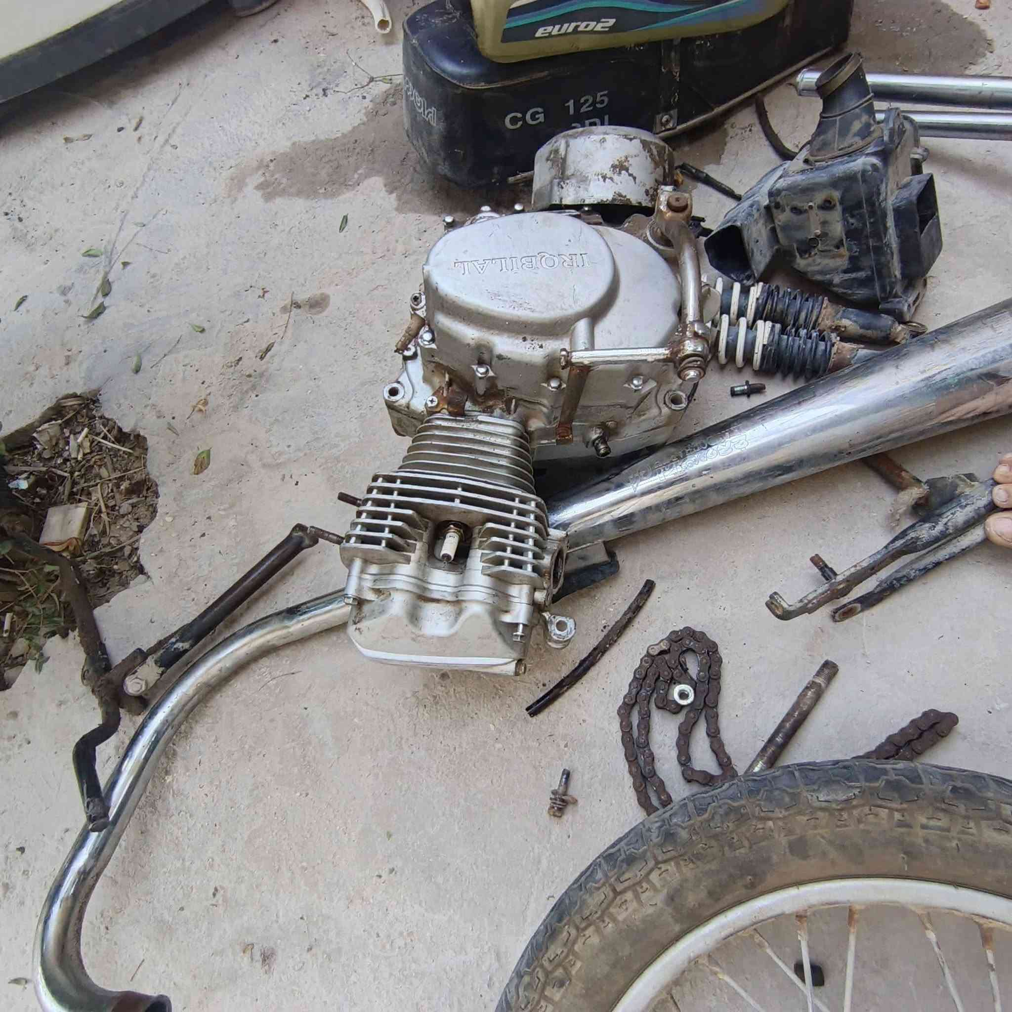وغراض للبيع  شلعه وحده دبلات شغالات مكينه ارشه وياله وتايرات وصلنصه   معه الشاصي ارشه موديل 18 بي بس بليته  مكان حله دبله سعرر200 وبيه نمجال قليل ***********
