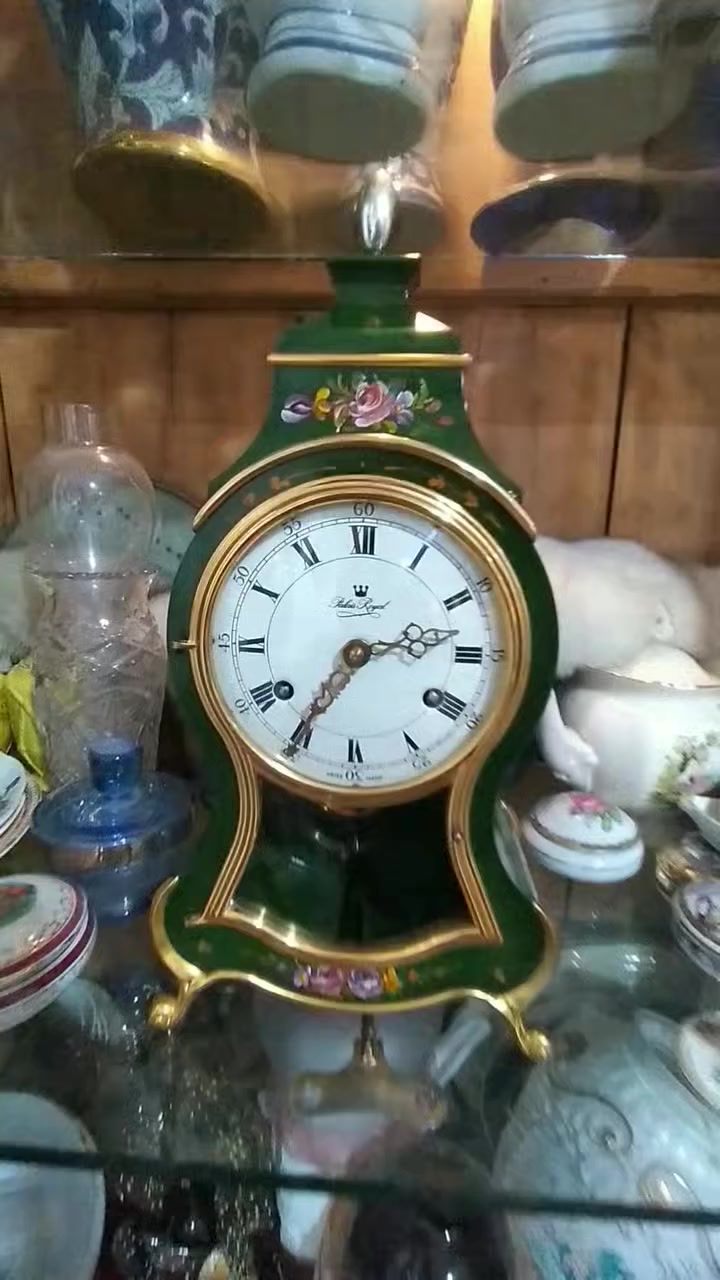 ساعةNeuchâteloise(نوشاتيل) سويسرية الطراز، وهي قطعة كلاسيكية أنيقة جداً وتُعرف بتصميمها الذي يجمع بين الفن السويسري والذوق الفرنسي.
​الماركة: "Palais Royal" (باليه رويال)، وهي علامة تجارية سويسرية معروفة بإنتاج ساعات الحائط والطاولة ذات الطراز الفاخر والتقليدي.
​الصناعة: مكتوب أسفل الميناء"Swiss Made"، مما يؤكد جوده الماكينة السويسرية الداخلية.
​التصميم: تأتي بلون أخضر داكن (Green Lacquer) مزين بنقوش يدوية لأزهار ملونة، مع إطارات مذهبة وتصميم انسيابي يشبه الكمان وهو ما يميز ساعات "نوشاتيل".
​الميناء: يحتوي على أرقام رومانيةكلاسيكية للساعات، وأرقام عربية للدقائق (5، 10، 15...)، مع وجود فتحتين للمفتاح (واحدة للوقت وأخرى لضبط صوت الرنين)
ساعة طاولة أو رف​ تدق الساعة كل ساعة ونصف 
​ النقوش اليدوية واللون الأخضر بحالةجيدةالماكينة هي أصلية وتعمل بانتظام


**إذا كنت صاحب هذا الإعلان وتريد حذفه لأي سبب، رجاءا أرسل رسالة إلى الدعم الفني**