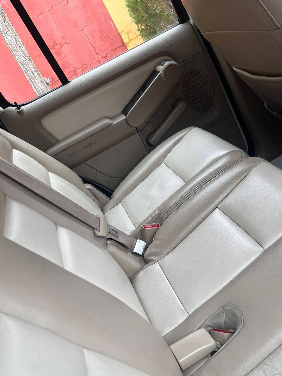 فۆرد ئێکسبلورر
مۆدیل 2010 
سەنەوی تازە،،، بێ بۆیاخ بێ سارد وبێ دەعم،،، بێ کراونەوە هچ برغویەک لاشە تا مەکینە ،،،ناوزەرد ،کوشن جلد بیلاد و تازە  ،، سێ ڕیز کوشن ،، کوشن کارەبا ،، کوشن هیتەر ،،ئاوینە کارەبا ،،، سوکان ڤۆلیۆم و تحدید سرعە ،،، شاشە ئایپاد ،،تەبرید مەرکزی بۆ هەر سێ ڕیز کوشن ،،، جوار جام کارەبا ،،، کامیراو حاسە ،،،سەقف سڵاید ،،، شەش پستن ،،، دەبڵ اکسل ،، گێڕ ئۆتۆماتیک ،،، 150ڕۆشتوە ،، مواسەفات خلیجی ،،، ڕەقم سلێمانی و لەسلێمانیە
 نرخ 148گەڵا 
ژ.ت *********** السليمانية, العراق
