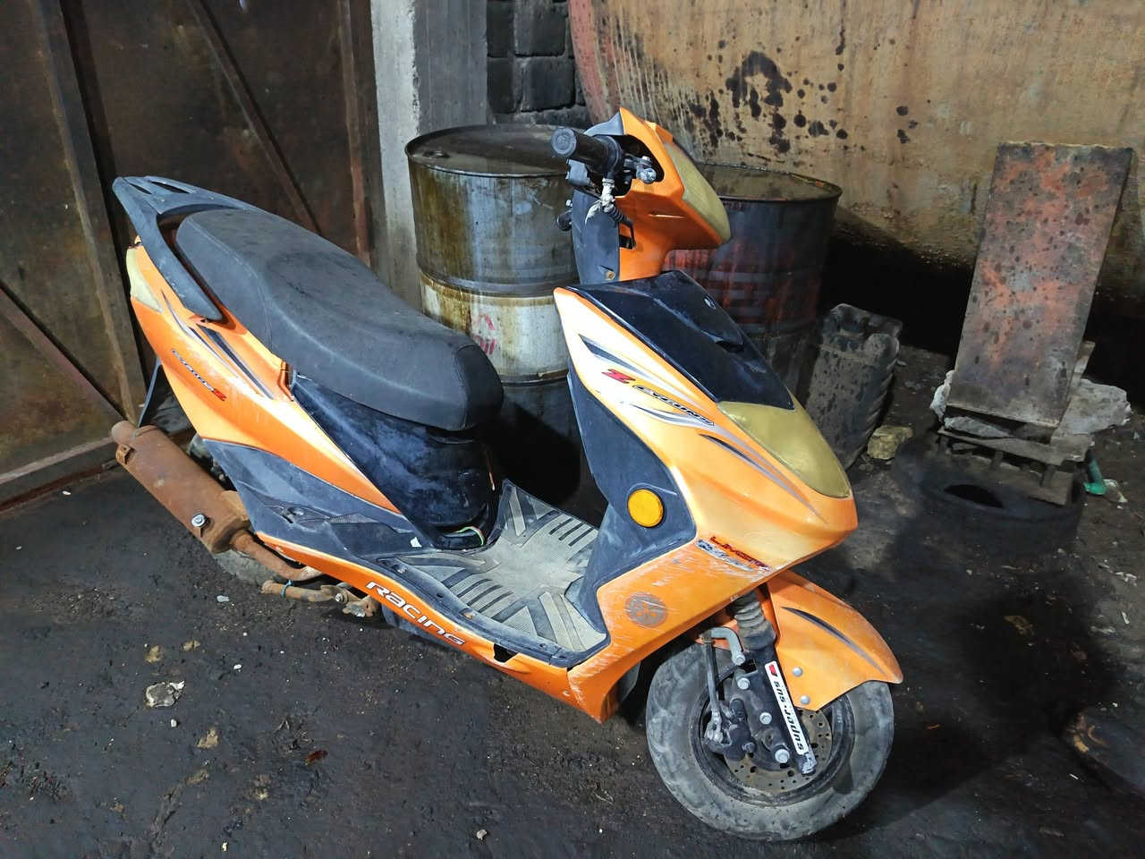 سكنس كلشي بيها اصلي  بس الدرع تعبان بحادث تشتغل سلف
تمشي 120
رايدها 250 الف 
***********
شراي تواصل وبخدمتك 👁👁
