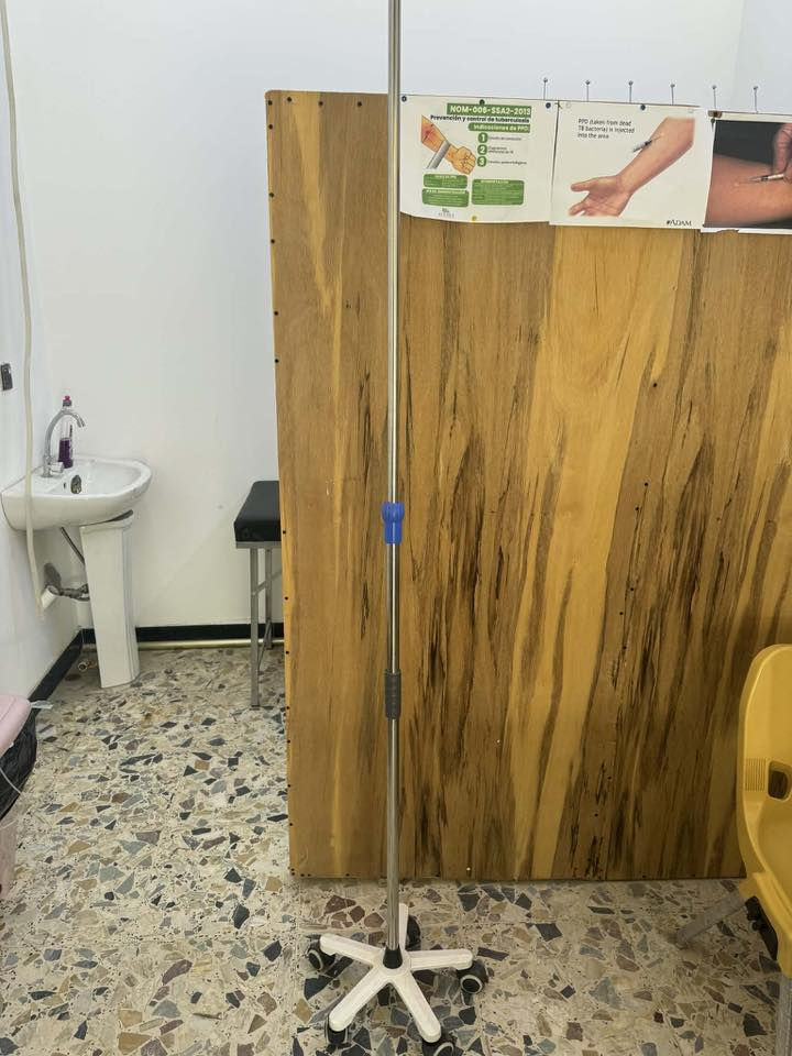 سلام عليكم غراض عياده للبيع استعمال شهر واحد 
-ميز مكتبي +4 كراسي 
-سديه تتحمل وزن ١٨٠
-ترولي بلاستك ٣ طوابق حجم كبير 
-حماله مغذي 
-تخم ابو نفرين جلد 
-براد ماء 
-قاطع خشب 
-مغسله 
-جهاز تبخير 
ابيع كامله  650 وبيها مجال 
مكاني بغداد البنوك
***********
