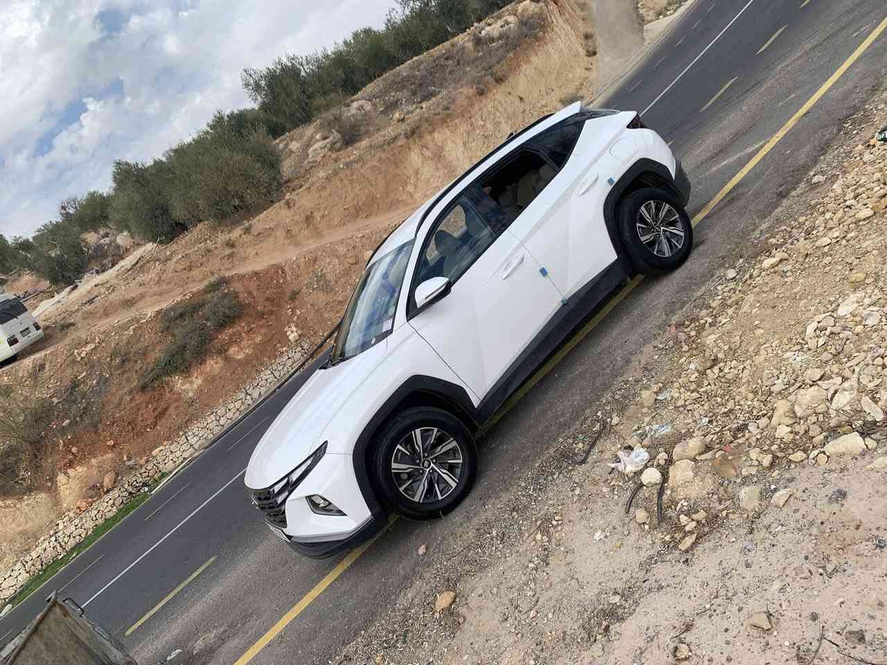 توسان هايبرد موديل2023فول عده الفتحه رادار  تحديد مسرب استيرن شفتات كراسي جلد السعر17900$رقم التليفون***********
