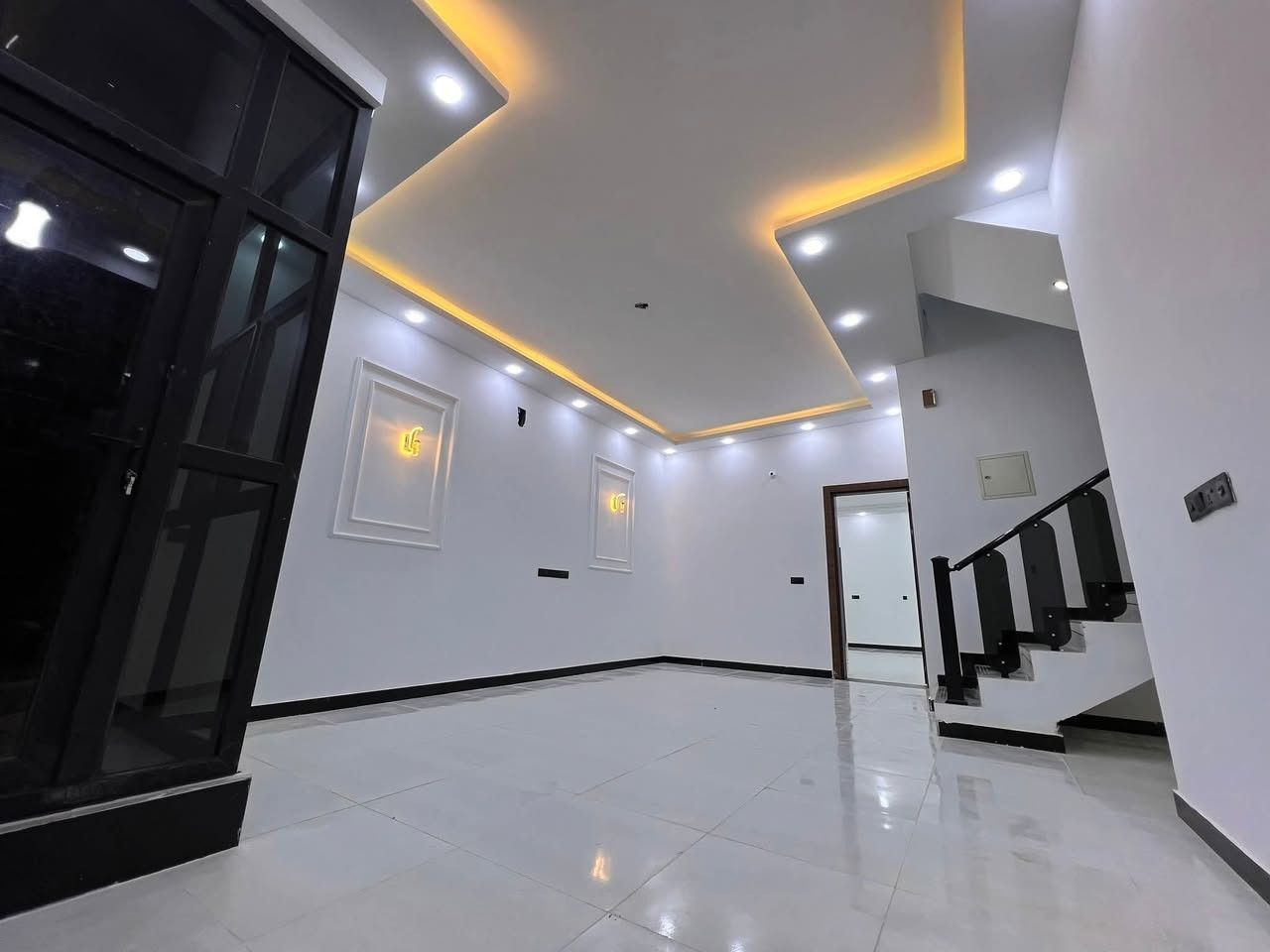 دار سكن للبيع
دار سكن للبيع

___

العنوان : حي الجامعة 

 داخل مجمع حيدر ابن حجي هندي النموذجي

بداية المجمع البلوك الأول قرب البوابة 

مجمع خدمات كاملة

كهرباء _إنارة _ماء _مجاري _ تبليط _ أرصفة_مولدة منطقة

_يقع على شارع بعرض 15 / M _موقع مميز  

-------------------------------------

زراعي سند 25 

بناء حديث  

غير مسكون

طابق واحد كونكريت مسلح

المساحة :200 / M

--------------------------------

 تفاصيل البيت 

____

غرف نوم عدد 2 نظام سويت، صالة عدد 2، استقبال، مطبخ(حار+بارد)، مجمع صحي عدد 2، گراج سيارة، حديقة

*********** ابو علي الجبوري
