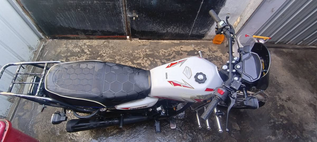 السلام عليكم
دراجة سيفان 2024  للبيع 

اوراق كاملة بيها بس سكنر 

دراجة كامله مكملة من كهربائيات واحتياجاتها 

مكينة مامفتوحة ومكفولة تنقيص وتبخير 

تاير جديد امامي وخلفي

دشبول الكتروني مابي اي نقص عدا الكيلومتر مايقرة 

الاختلاف البيها بس جاملغ الخلفي اسود بلادي والامامي ستيل 

السعر 600 وبيها مجال العنوان بغداد جسر ديالى القديم 

رقم الهاتف ***********
