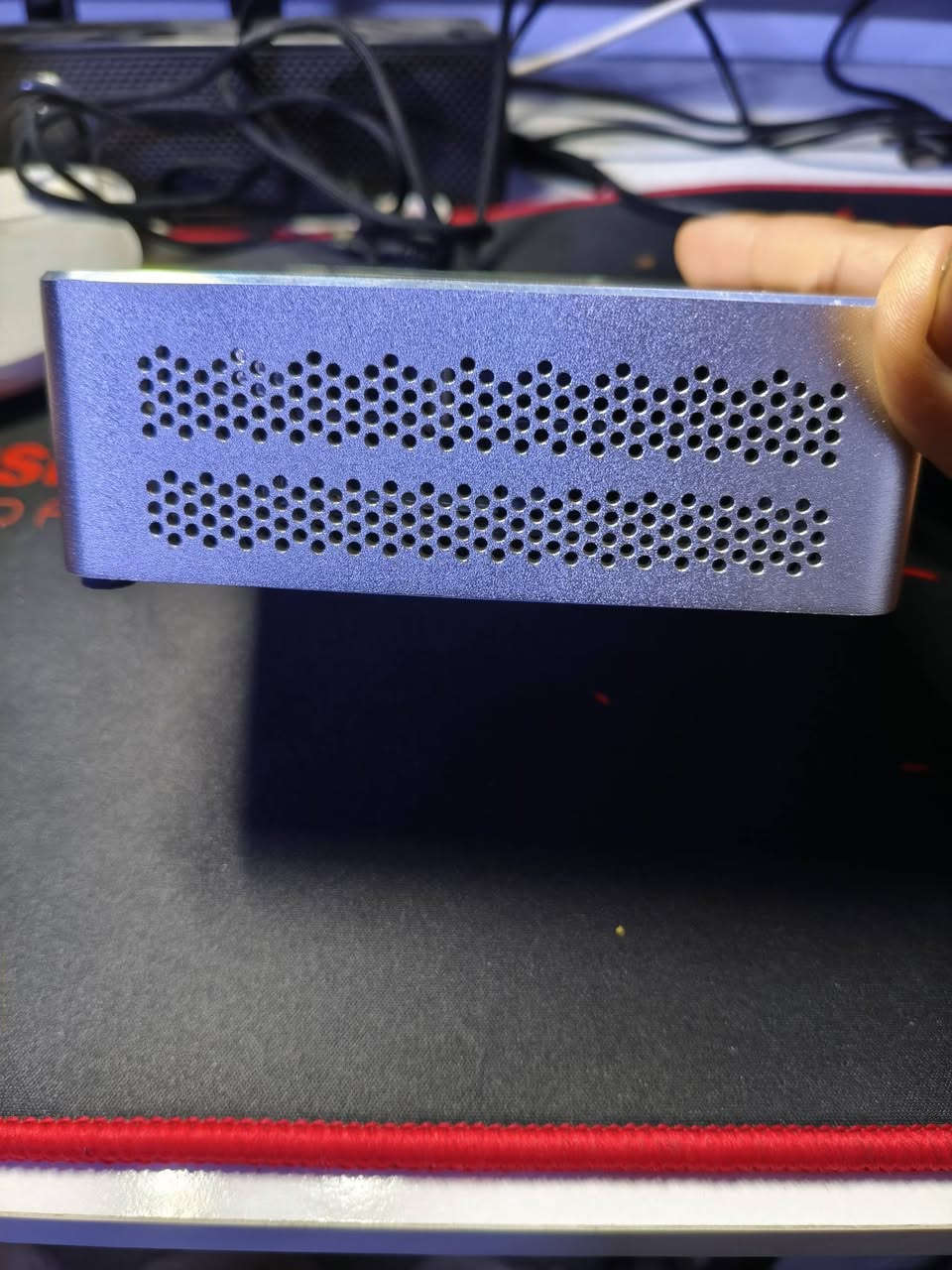 Mini PC احترافي – أداء لابتوب قوي بحجم جف الايد
إذا تدور على جهاز صغير بالحجم، جبار بالأداء… هذا هو الحل 👇

💻 المعالج:
AMD Ryzen 7 7735HS
أداء عالي جداً، مثالي للبرمجة، التصميم، السيرفرات، والأعمال الثقيلة
 الرام:
32GB DDR5 – سرعة واستقرار حتى مع أقسى المهام
 الخزن:
SSD سريع بسعة 512GB (قابل للزيادة عن طريق منفذ خارجي)

كرت الشاشة:
AMD Radeon Graphics – مناسب للأعمال الرسومية والمتعددة يعني مشغل عليها العاب بسيطة مثل كاونتر سترايك وريبو ورينبو 6 وكم لعبة خفيفة 

المنافذ:
✔️ منفذين LAN بسرعة 2.5G
✔️ USB4
✔️ USB 3.0
✔️ HDMI مزدوج
✔️ منفذ سماعة
❄️ تبريد ممتاز + هيكل معدني أنيق
📦 الحجم صغير جداً – يوفر مساحة، يشتغل بهدوء، ويعيش وياك سنين

👨‍💻 مناسب لـ:
– المبرمجين
– طلاب الهندسة و الـIT
– السيرفرات المنزلية
– المكاتب والشركات
– التداول والعمل عن بُعد

⚡ أداء ثابت + استهلاك طاقة قليل
🪟 ويندوز 11 برو اكتڤ وجاهز

سعرها 600 الف كاملة وية الماوس والكيبورد وكارتونتها موجوده وكل غراضها عالفحص 
توصيل ماعندي انت تجي تشوف بعينك

---


**إذا كنت صاحب هذا الإعلان وتريد حذفه لأي سبب، رجاءا أرسل رسالة إلى الدعم الفني**