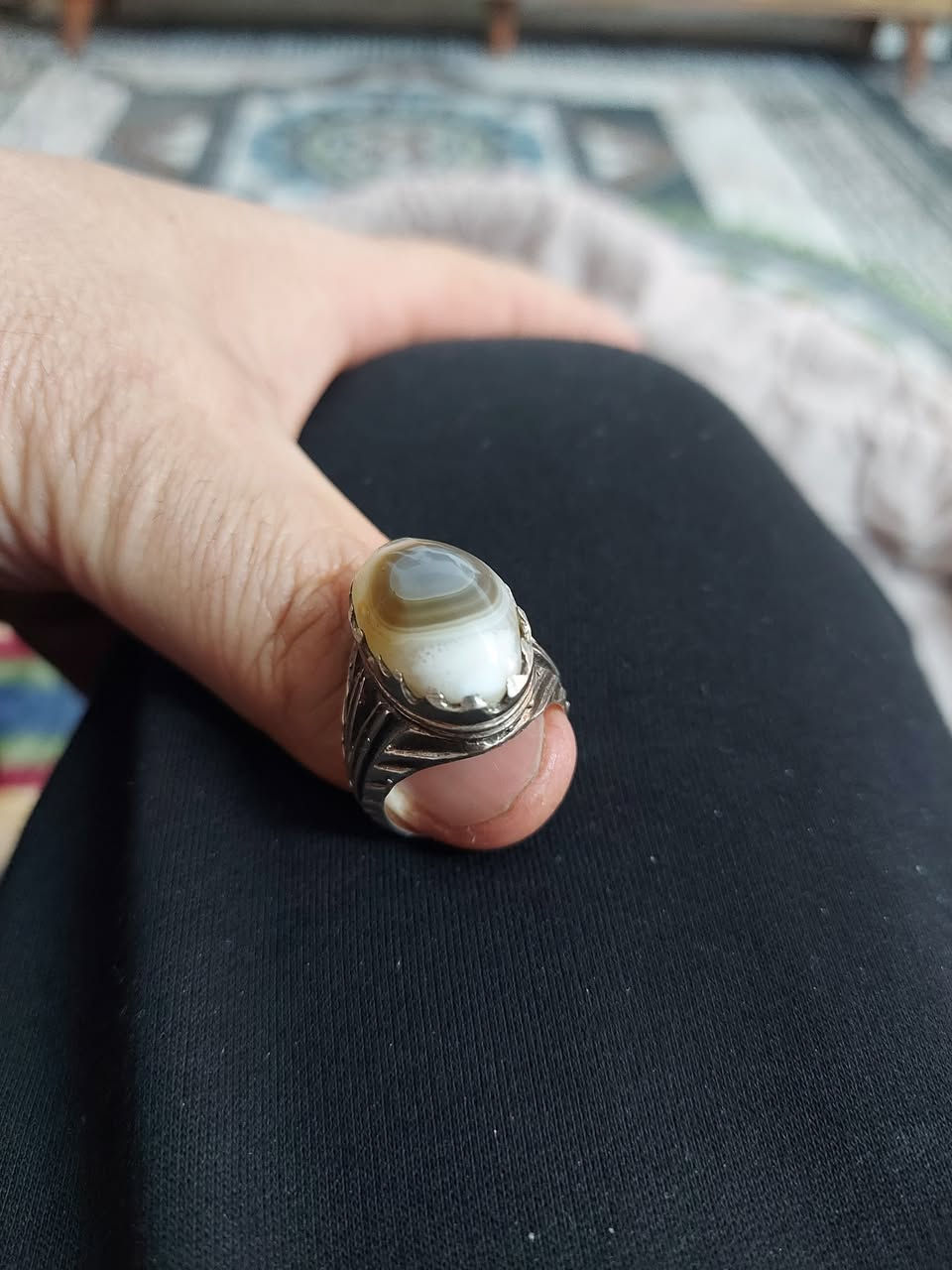 سليماني قديم عين رصاصي وعسلي  ومعطف بابيض  بي عطف صياغه قديمه قيله حجره تفتح النفس مكاني بغداد حي الجوادين  ***********
