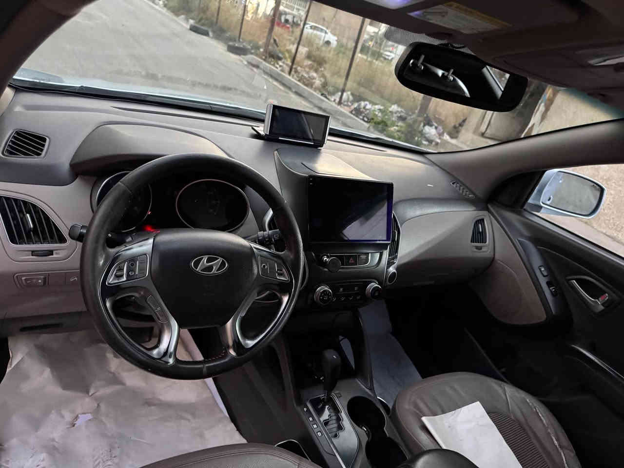 السلام عليكم 
توسان 2011 وراد امريكي للبيع السعر 118 وبيه مجال 
رقم انكليزي بسمي وهزه جديده تبريدشغال مكاني الثعالبه
بدون نقص صدر وتايرات ومكينه كير بحاله جيده ظرره امريكا بنيد مبدلوجاملغ ابلادي وبدايه الشاصي بارد ايرباكات سليمه 
بلعراق امبدل بيه باب الصدر وكلير باب وجاملغ  صبغ بدون دواخل محرك 2400 دوش الخلفي كشنات جلد وشاشه وداش كام مراوس ابحدث *********** بغداد, العراق
