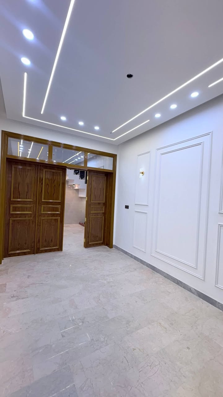 دار 100 متر قرب المستشفى الالماني في حي السلام جديد غير مسكون 
بناء هندسي 3 غرف نوم 
*********** جعفر ابو الجون للعقار
