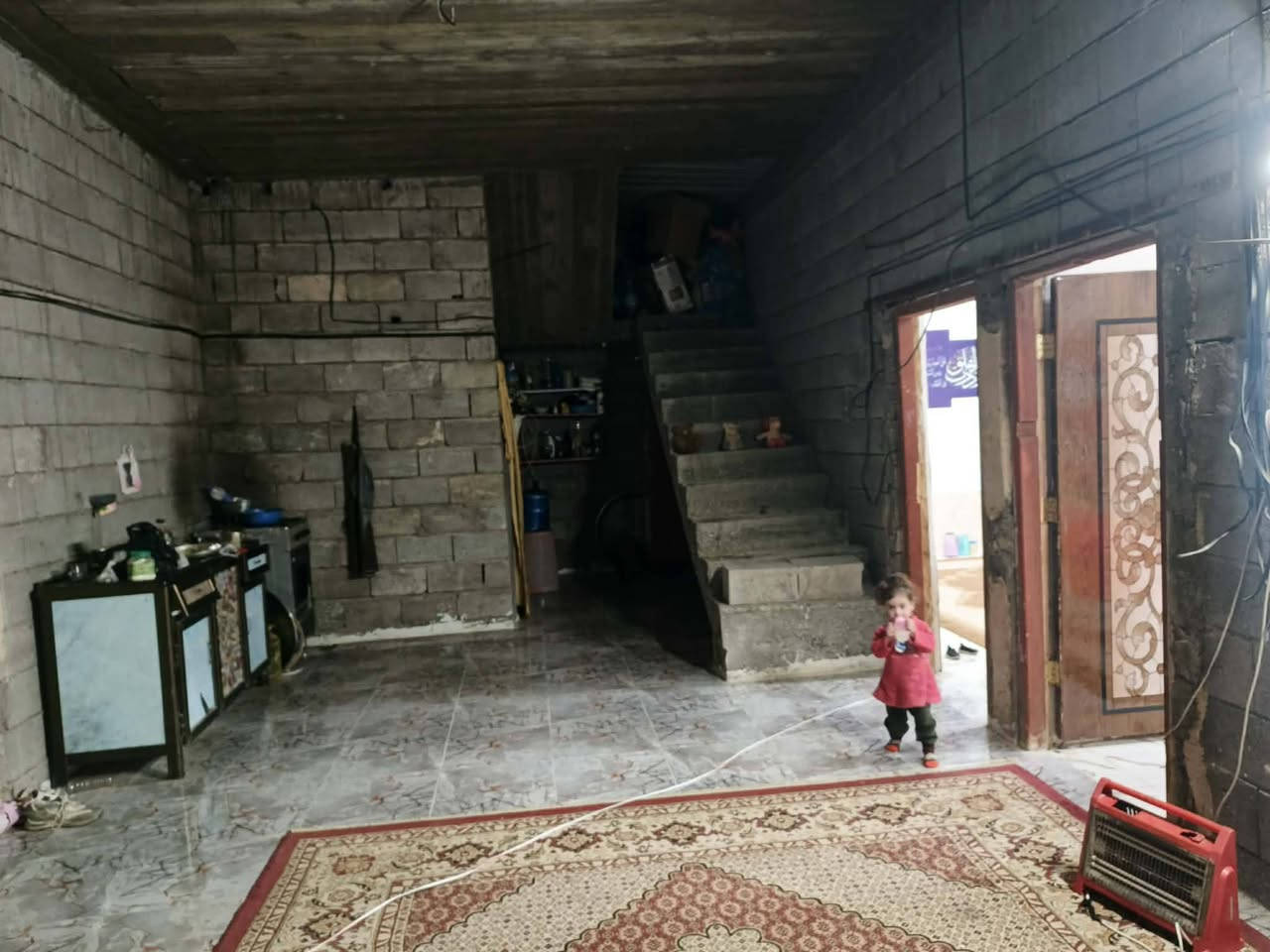 بيت. في هيت حي البكر الغربي مساحه 300 بيت متكون من غرفتين وصاله وصحيات البيت كله سيراميك بس الصاله باقيه، مامصطره، ومبيضه بيت مجعب الديوان ومطبخ وكنيدور وياه 1000 بلوكه مال زخيخه سعر 20 وبي مجال رقم الهاتف واتساب ‏‪***********‬‏
