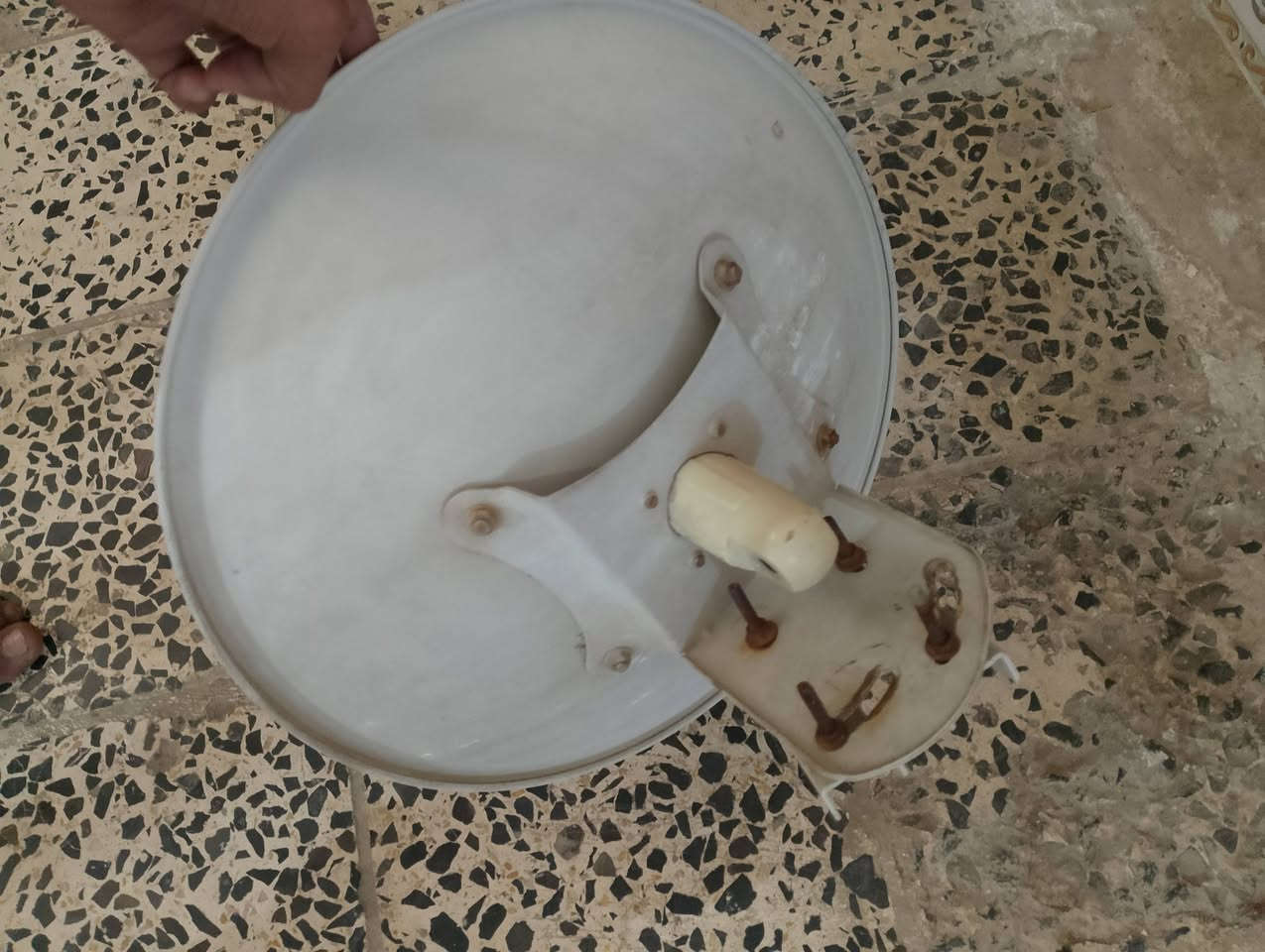 سلام وعليكم منضومة مال انترنيت للبيع شغالة الصحن كبير الواير اكيبل الصلي الطول 20متر السعر 60 الف تصل وخادم الكل طيب *********** خط واساب ♡
