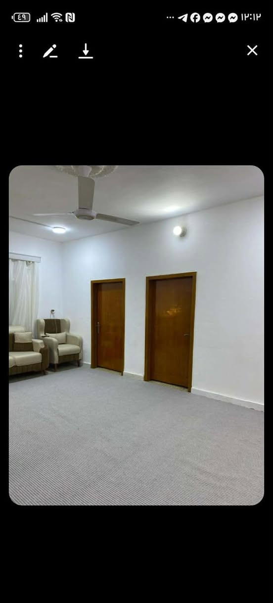 السلام عليكم …بيت معروض للبيع المساحة ٣٣٦م طابقين يحتوي على اربعه غرف نوم واستقبال وكندور ومطبخ و٣ صحيات معاملة طابو كاملة الموقع: ورديه خارج سيف سعد قرب مستشفى الكفيل قريب جدا عن الشارع العام ثالث بيت عن الشارع،،للاستفسار الاتصال على هذا الرقم ***********
