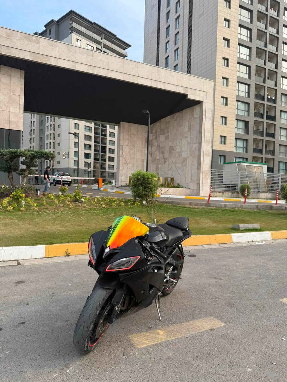 �
🏍️ Yamaha R6 موديل 2015

📌 المواصفات

* محرك 600cc (4 سلندر)  

* قير 6 سرعات

* تبريد ماء (راديتر)

* نظام حقن وقود (إنجكشن)

* وزن خفيف تقريباً 189 كغم  

📌 الحالة:

* مكفولة كير محرك

* محرك شغال 100%

سعر:

(35قابل للتفاوض)

📌 الموقع:

(بغداد حي الحسين)

📞 للتواصل: ***********
