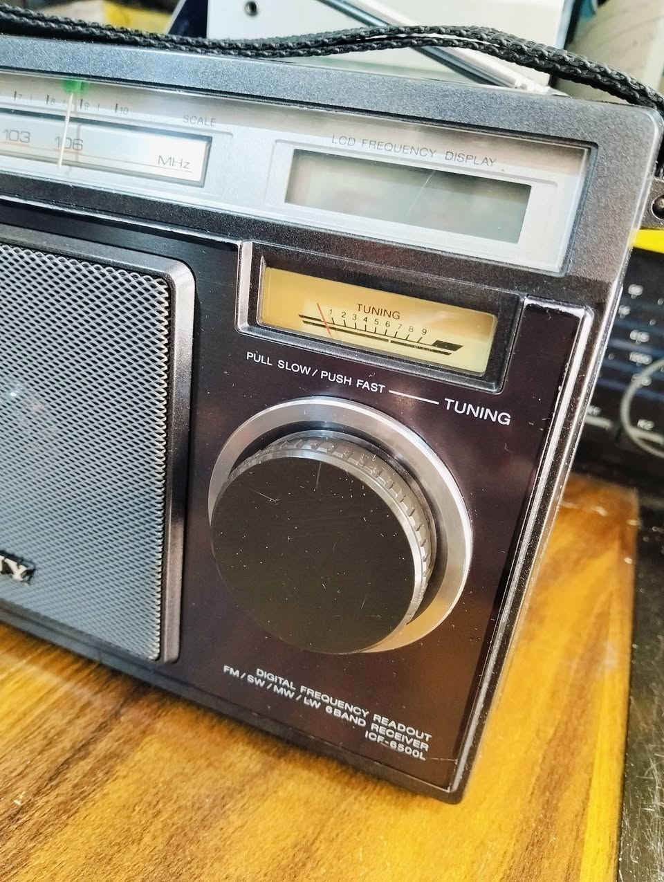 من نوادر 
راديو سوني SONY 
صناعه ياباني صنع سنة 1982 
جهاز بلادي غير داخل تصليح 
موجات الراديو 6 موجات مع FM 
اناره شغاله موشر كيج هوائي متحرك 
يعمل باتري وسط عدد 6 ومحوله خارجه 
يوجد فديو بالمنشور يوضح التشغيل 
للحجز والاستفسار المراسله على الخاص


**إذا كنت صاحب هذا الإعلان وتريد حذفه لأي سبب، رجاءا أرسل رسالة إلى الدعم الفني**