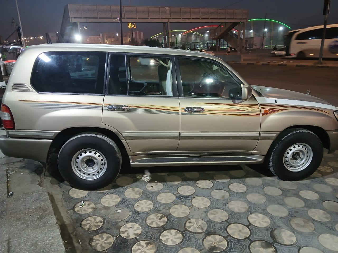 (  ***********)
السعر ( 188) وبيها مجال 
للبيع تويوتا لاندكروز مونيكا 
موديل 2003 
رقم سليمانيه انكليزي باسمي سنويه 2030 
محرك سته سلندر كير اوتوماتيك 
بيها قطعه وحده رش اثر شخط بدون ضربه وبدون معجون 
الباقي كفاله عامه من الضربه والصبغ والفتح والتبديل 
سياره جديده وجاهزه نعمه من الله 
شرط ترايك للسعوديه 
كير مكينه حداديه تخم تاير باتري تبريد تدفئه كله جديد وعلشرط 
السياره اني معمرها على أيدي وبشهر ال 11 طلعت بيها للعمره 
مواصفات السياره 

محرك سته سلندر 4500 
كير اوتوماتيك 
فور ويل 
لوكير شغال 
فتحه 
تبريد ثلاث قطع 
ثلاجه 
دبل تانكي 
دبل فيتبم 
شاشه 
كامره 
سبعه راكب 
جام اوتو 
زراك لايت 
مكان السياره النجف الاشرف شارع المدينه  للاستفسار اتصل وبخدمتك 

(***********) 
السعر ( 188) وبيها مجال
