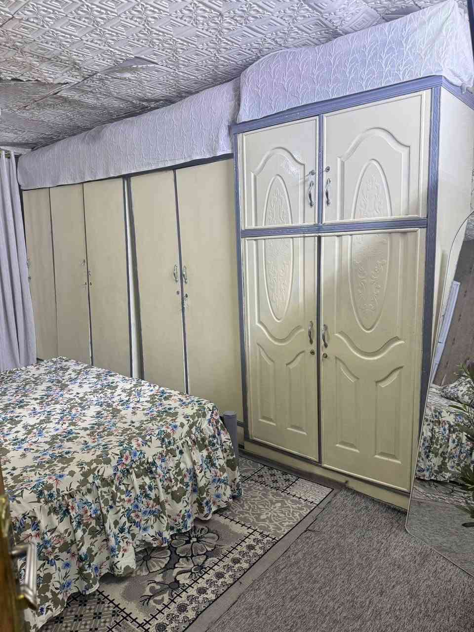 السلام عليكم من رخصة ابو لكروب بيت للبيع استقبال وغرفة جوه وترك ومطبخ وحمام وغرفتين فوك وحمام وحولي مساحة77بحي اور قرب مدرسة بحر العرب قرب شاورما ابو علي للاستفسار وشراء مراسلة هذا رقم***********

