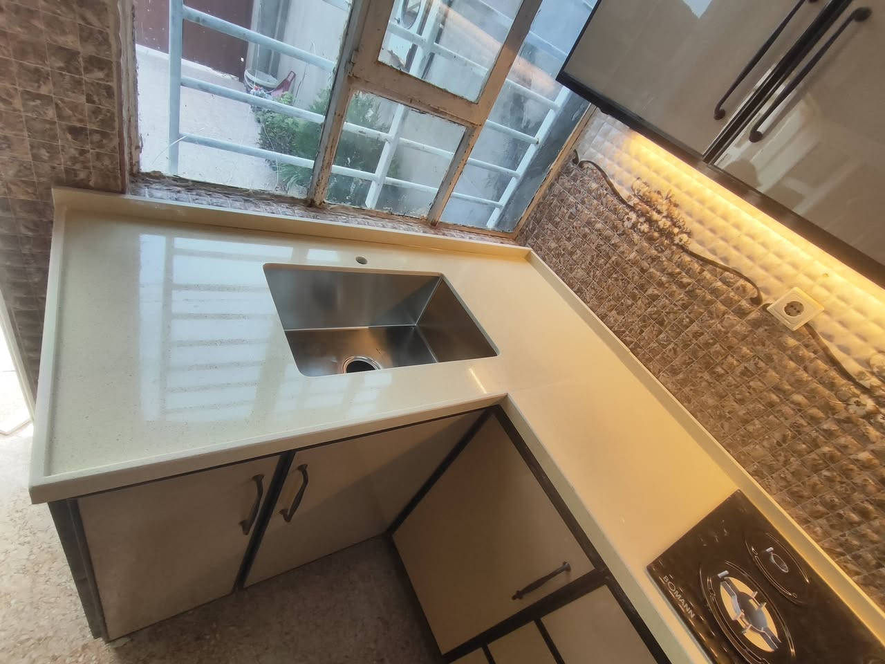 لما يكون مطبخك غير متوافق مع افكارك واستخداماتك نجهزك بتصميم احترافي… وتتجاوز كل مشاكلك 👌🏻💻  
مطبخك أساس بيتك 💫  
 #الكنزللمطابخ_الحديثة…
ملاحظة: وداعا مشاكل الحراره والشخوط واثار الاستخدام لان الحجر المستخدم من الكوارتز المخصص لاسطح المطابخ

مستعدون لتجهيزكم بسطوح مرمر الكوارتز  💯 
- مقاوم للخدش ⭐
- مقاوم للحرارة 💥
- عمل درجة اولى💯
- صحي ضد البكتيريا والفطريات ✅
- اسعار تنافسية 🔥💯

‼️عروض خاااااصه وتنافسيه لأصحاب معامل تجهيز المطابخ‼️ 

للأستفسار مراسلة الصفحة 
او الاتصال واتساب  
***********‬
***********

العنوان /العراق - موصل/  صناعة الكرامه - شارع 60

#موديلات #مطابخ #سنكات #كوارتس #نوعيات #ألوان #صناعة #تغليف #مرمر #كرانيت #حجرطبيعي #معمل #نوعيات #شركة #متوفر #حجر #الكنز #كنز #كاونترات #خشب #mdf #كوارتز #مطبخ #مطابخ #كوارتز #احواض #سنك #موصل #نينوى #الشمال #الواح #صناعة #خشب #بالونة #عين #كوارتس #العراق #مجمع #الشروق
