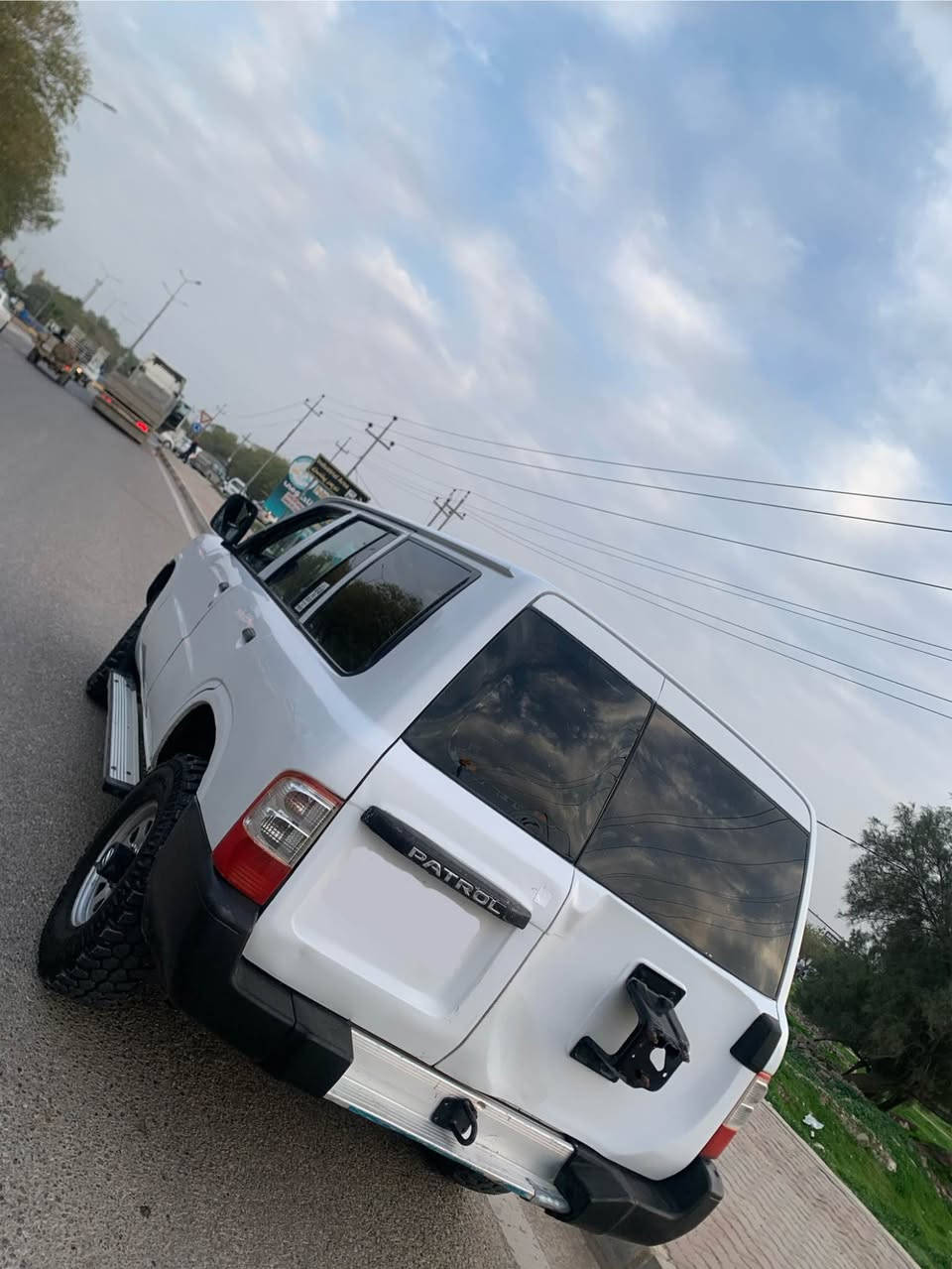 نیسان پاترۆڵ ٢٠٠٢ ناو بۆر
ئارم هەولێر
سەقفی شوشەیی
تەبریت سارد و گەرم 
چوار تایەو ویلی لۆک لۆکی لە ژێرە
تا ئێستا غازی بۆ نەبەسراوە
گێڕ و مەکینە و ئەکسل بەشەرت
سەیارەیەکی پاک و بێ مەسروف و بەقوەتە 
ناونیشان کەلار 
*********** كالار, السليمانية
