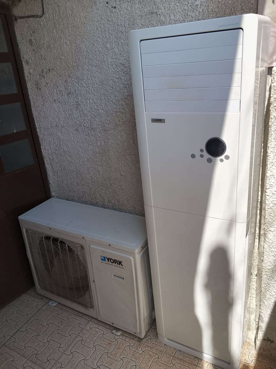 للبيع 
سبلت يورك طنين ونص نضيف شغال وغاز مقفول 
بي ريحة غاز تطلع من الداخليه من الراديتر بي خياس وصاير بي ليك لحكت قفلت الغاز يعني ينرادله تصليح الليك او تبديل راديتر للداخليه كامل غراضه بواري وريمونت مكانه الرساله الاولى قرب كراج البياع 
***********
