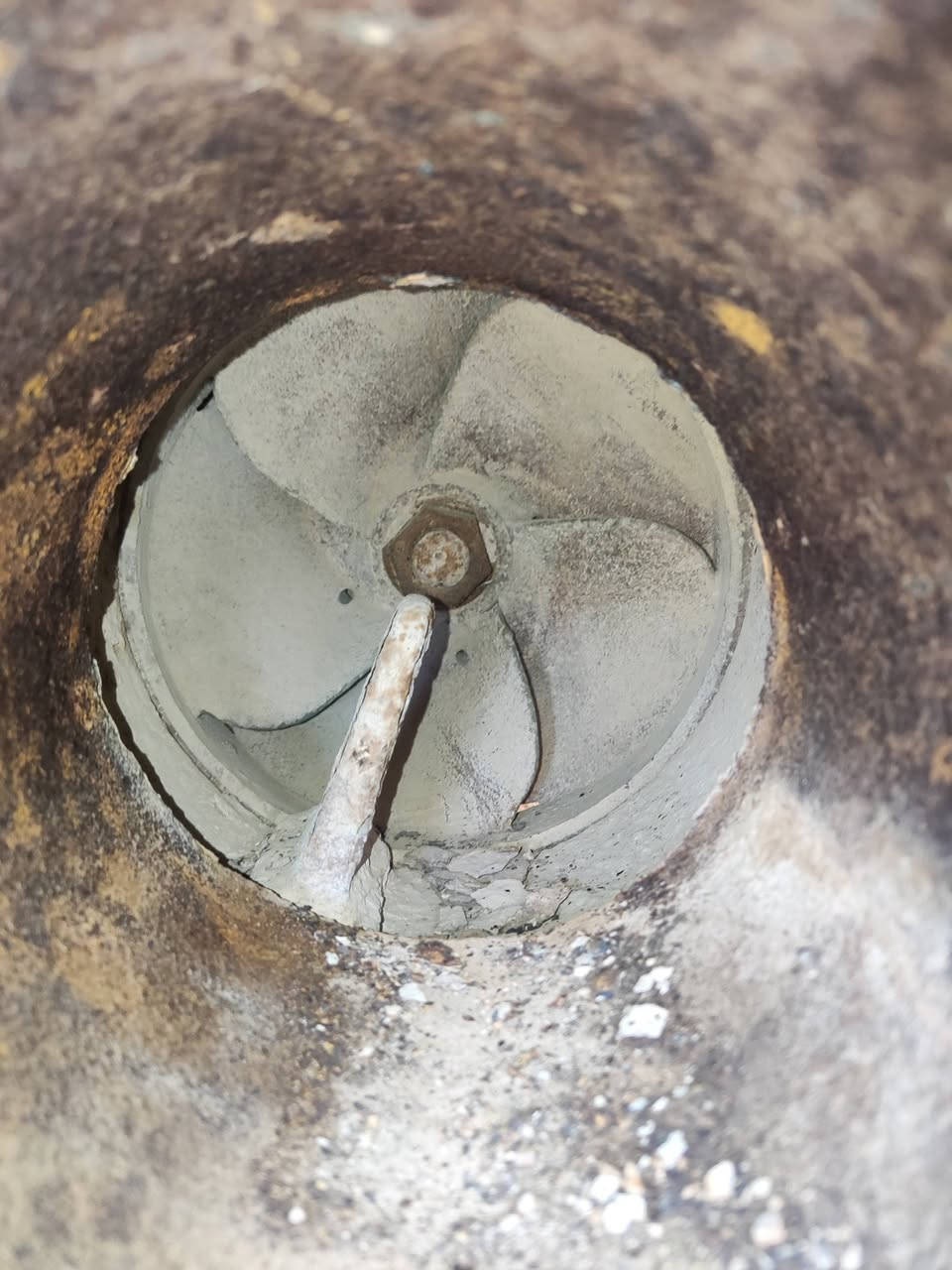 خنزيره المانيه 8*8جبنه بشاره نحاس ومجموعه الجبنه هم نحاس الصناعه المانيه وتفاصيل علئ لوحه معلومات الخنزيره هاي نعم، من الرموز الظاهرة على اللوحة أصبحت الصورة أوضح، وهذه البيانات تشير بشكل مباشر إلى مضخة ماء صناعية كبيرة (Centrifugal Water Pump) وليست محركاً.
✔ تفصيل الرموز الموجودة على اللوحة:

اللوحة مكتوب عليها تقريباً:

NTF20U – …

DM20

400 M³/HR

7M

1750 (غالباً عدد دورات المحرك RPM)

✔ التفسير:

🔹 400 M³/HR

تعني قدرة ضخ 400 متر مكعب بالساعة — وهذه قدرة عالية جدًا تدل على مضخة كبيرة كانت تستعمل في:

مشاريع الماء

محطات ضخ

الري

مشاريع حكومية

🔹 7M

تعني Head = 7 meters
أي ارتفاع الضخ (ضغط الماء) حوالي 7 أمتار.

🔹 DM20

غالباً رقم موديل داخلي للمضخة.

🔹 NTF20U

هذا نموذج غالباً تابع لشركة N.T.F أو NTF Pumps وهي شركات كانت تصنع مضخات صناعية للري ومحطات المياه.

🔹 1750 RPM

تعني أن المضخة تعمل مع محرك كهربائي 1750 دورة/دقيقة (محركات 4-pole).

---

✔ النتيجة النهائية

القطعة التي لديك هي مضخة طرد مركزي (Centrifugal Pump) ذات قدرة عالية، غالباً كانت تُستخدم في:

محطات سقي

محطات نقل مياه

مشاريع حكومية للري

وليست محركاً أو صندوق تروس.

---

📌 إذا تريد أعرف نوعها بدقة (الشركة – سنة التصنيع – النوع الكامل)

أحتاج صورة كاملة للمضخة من:

الجانب

الأمام (فتحة السحب والدفع)

مكان دخول العمود (shaft)

وأعطيك نوعها ومكان استخدامها بالضبط.
Dellmeco
ترجمتها: ديلميكو

وهي اسم شركة ألمانية 

/مكاني بابل مشروع المسيب.
رقمي ***********
