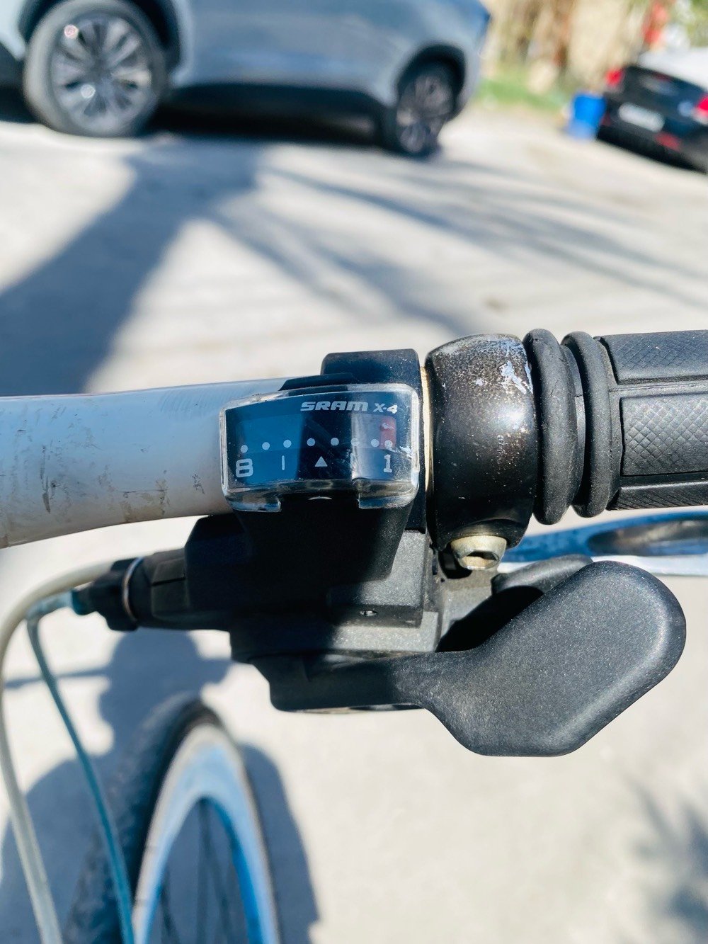 سلام عليكم بايسكل للبيع
نوعه (Momentum)

مكينه(SRAM X-4)

متكون من ثمن سراعات 

بايسكل متروك بي شخوط بسيطه لأكن ما مأثره عليه

سعره ١٥٠الف بي مجال للطيبين 

عنوان بغداد البنوك رقم ٠***********واتساب