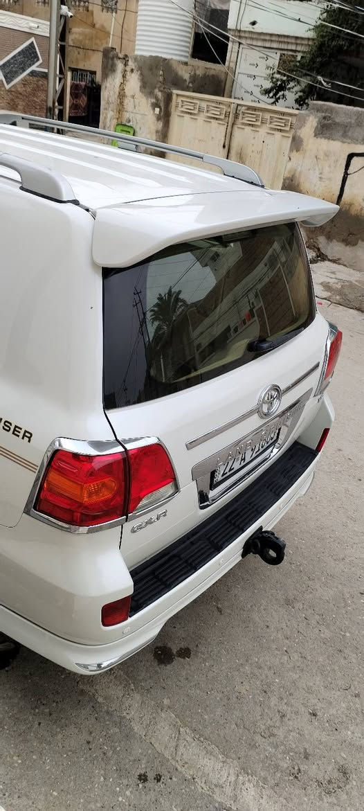 للبيع  لاندكروز ابيض موديل ٢٠١٣ نضيفه جدا مكفوله من الصبغ فقط جزء بسيط بالدعاميه ماشيه ١١٨  الف رقم جديد وسنويه جديده  السياره بريم ومواصفات البريم معروفه السياره جاهزه مابيها اي نقص ***********
سعر 41000$ 
مكان ديالى بعقوبة
