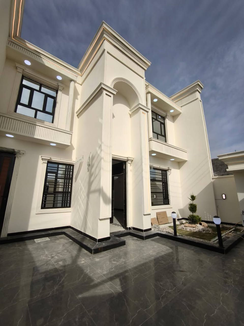 ا#يالله سلام عليكم واسعد الله اوقاتكم
 ***********
 اليوم تحفه

دار سكن قاطين للبيع بناء 2026
مو بيت عباره عن فيلا ماشاء الله 
يتكون من 6 غرف منام وديوان 

جنس العقار طابو ملك صرف يتحول باسم المشتري ثاني يوم

#المساحه250 متر 

يحتوي القاط الاول على غرف منام 3 كل غرفه بيها حمام 
و ديوان كبير
و مطبخ 
او مناور
و صاله و وصحيات داخلي وخارجي 
وگراج وحديقه 🌲🌴🌹
اما القاط الثاني يحتوي على غرف منام 3  منهن بيهن حمامات 
بلاضافه الى صاله وصحيات 

العنوان بصره أبي الخصيب سبيليات الغربيه
موقع راقي 😎 

جميع الخدمات متوفره ماء كهرباء شارع تبليط 15 متر 
شغل البيت كله درجة أولى

السعر 250مليون  و بي مجال للشراي
للاستفسار تصل ***********
