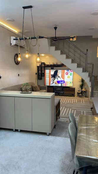 يالله
دار البيع في بغداد الاسكان 
مساحه 67 اونص  واجها  7او نص متر نزال 9 متر 
بناء حديث شارع عريض
يحتوي الدار على ثلاث طوابق +حديقه + كراج  
الدار ينباع مع الأثاث الاستفسار اكثر مكتب الغدير 2
الهاتف ***********
