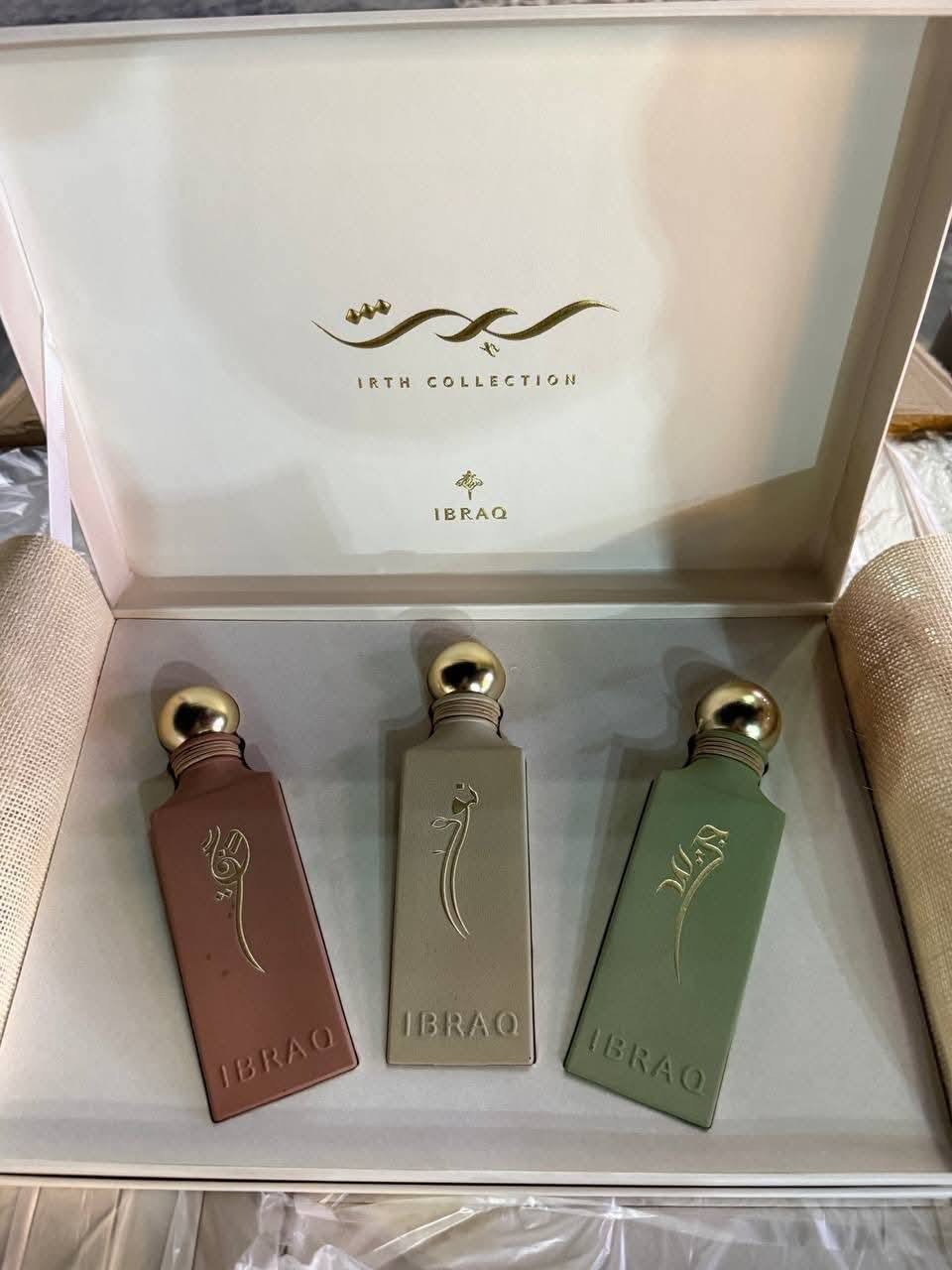"بكج "إيرث" من إبراق إبراهيم القرشي 🌍
✨ عطور مركزة (Eau de Parfum) لثبات يدوم طويلاً
​عطر نوى (Nawa): "حلم البدايات" 
​رائحته: مزيج ناعم يجمع بين الرقة والقوة.
​المكونات:  المسك واللوز، يتوسطه جوز الهند والقرفة، ويستقر على قاعدة غنية من فانيليا  والعنبر. 
​عطر جريد (Jareed): "ظل الحياة" 
​رائحته: عطر أخضر منعش، يمنحك شعوراً بالسكينة والراحة.
​المكونات: مزيج من ورد الصحراء وعشب الليمون وقاعدة دافئة من الزعفران 
​عطر عذق (Athq): "هدية النخلة" 
​رائحته: عطر غني ودافئ 
​المكونات:  الهيل الزنجبيل، مع لمسات من الكاكاو واللافندر،


**إذا كنت صاحب هذا الإعلان وتريد حذفه لأي سبب، رجاءا أرسل رسالة إلى الدعم الفني**