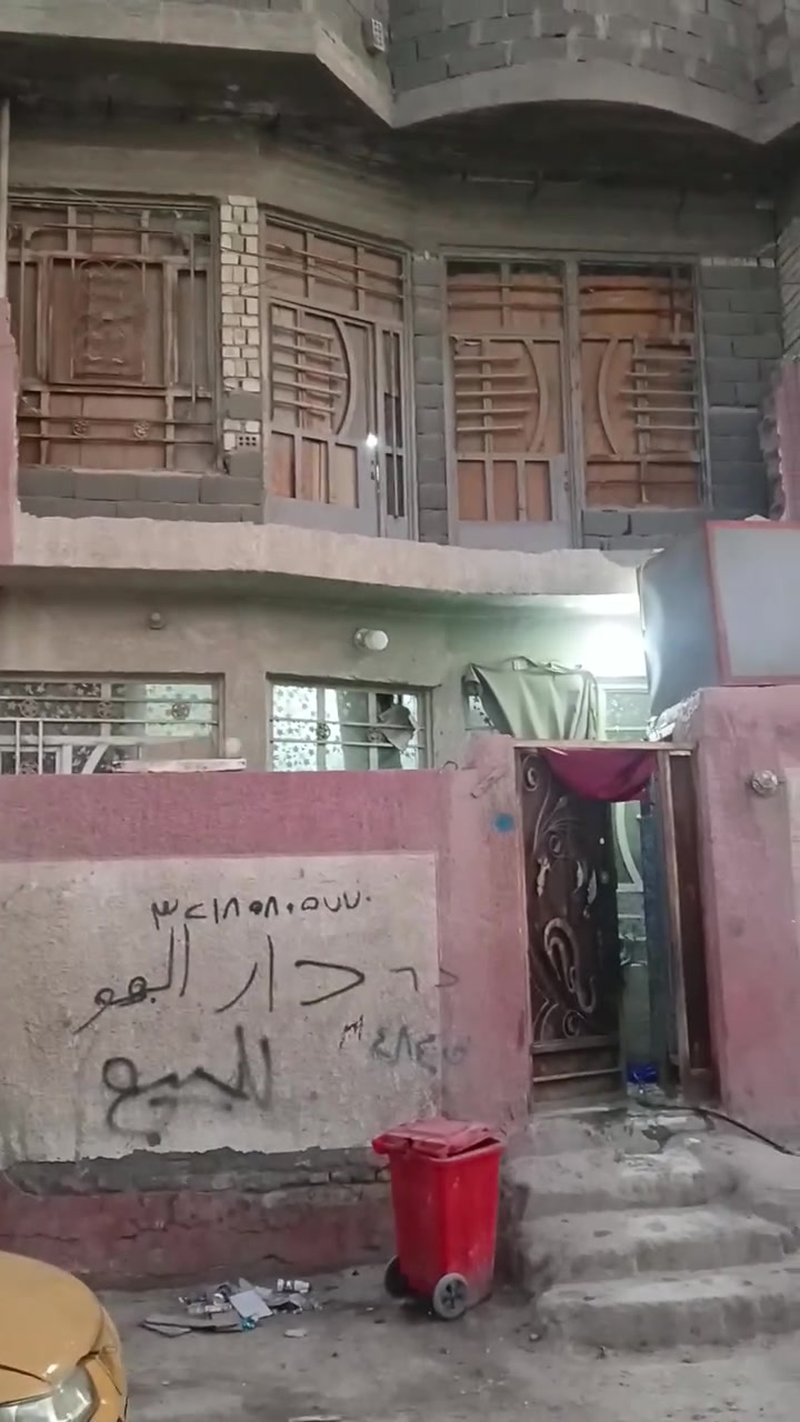 سلام عليكم بيت بل غرير قرب علة ابو ادم مضمد قبل مركز سبع قصور مساحة 60متر قاطين يحتوي علة 3غرف وسدقبل مطبخ صحيات سعرة 65وبي مجال ***********
