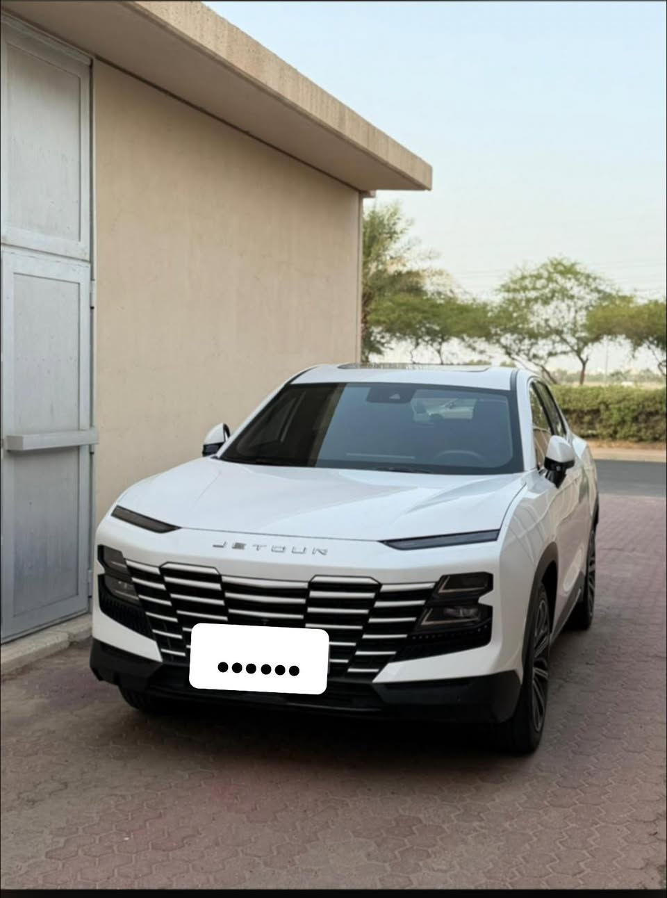 Jetour Dashing) جيتور داشينج لاكجري
(Luxury
سيارة دفع أمامي (FWD) رياضية متعددة الاستخدامات
وأداء رياض ())
المواصفات الفنية المحرك: 4 أسطوانات سعة 1.6 لتر
نيربو.القوة: 194 إلى 197 حصاناً.عزم الدوران: 290 نيوتن.متر,ناقل الحركة: أوتوماتيكي ثنائي القابض (DCT) ب
7 سرعات.استهلاك الوقود: 14.4 إلى 16.7 كيلومتر لكل لتر
(حسب ظروف القيادة).
سعة خزان الوقود: 60 - 57 لتراً. التصميم الخارجي والداخلي
الأضواء: مصابيح أمامية وخلفية بتقنية LED مع إضاءة ترحيبية.المقاعد: 5 مقاعد جلد الفاخر، مقعد السائق والراكب الأمامي كهربائي
.الشاشات: شاشة لمس مركزية عالية الدقة قياس 15.6 بوصة.تقنيات أخرى: إضاءة محيطية متعددة الألوان, نظام تسجيل القيادة، ومستشعر للمساحات (حساس مطر)
.مع أنظمة الأمان والسلامة أنظمة المساعدة على القيادة، أبرزها:نظام فرامل مانعة للانغلاق (ABS) ومساعد الفرامل. نظام الثبات الإلكتروني والتحكم في قوة الجر. نظام مانع انقلاب السيارة، وتنبيه حركة المرور الخلفية.
عنواني البصره
السعر 28 مليون
السياره رقم اربيل وكاله كلش حلوة وجانيهه وخير من اللّٰه بس لسبب السفر وبيهه سونار
المندلاوي كلشي جاهز
الهاتف:***********
