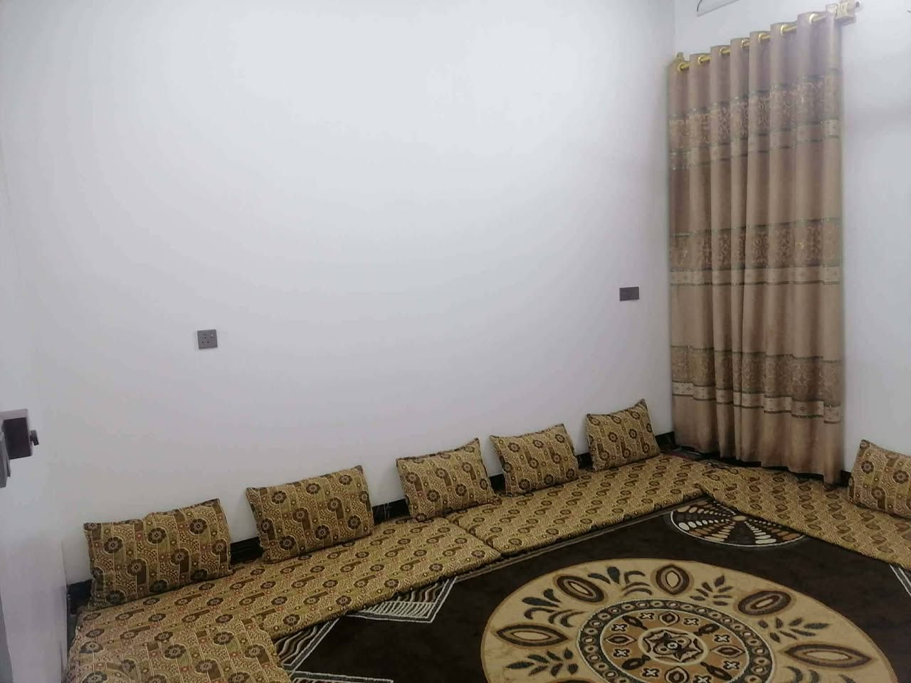 🏠 بيت حديث للبيع - حي الملايين الثاني (تقطيع جاموس) 🏠المساحة: 140 متر.البناء: عمره سنة واحدة فقط، جاهز للسكن.التقسيم: غرفتين، استقبال، مطبخ حار بارد.الطابق الثاني: هيكل كامل جاهز للصب والتوسيع.الوضع القانوني: سند زراعي 25 + وصل بلدي يتملك.الخدمات: كاملة وحيل زينة.الموقع: يم أسواق أبو عبد الله.السعر: 75 مليون.📱 للتواصل والاتصال (متوفر واتساب):📥 ***********📥 ***********

