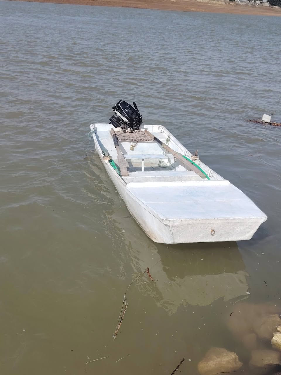 سلام عليكم زورق للبيع معه المكينه  فايبر كلاس الطول 4متر مكينه 15بيرسن مجفت جديد السعر مليون وميه وبيه مجال العنوان كوت شيخ التصال ***********
