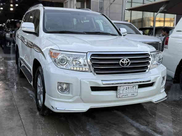 السلام عليكم 
لاندكروز 2013 ساز 
السياره بيها دعاميات صبغ وبيها جاملغ امامي ايسر بارد 
وصندوك بارد وبيها رصعات خفيفه 
وبيها كيس المحرك وكيس الكير مفتوح مسويلها ادامه 
ماشية 110 الف كيلو 
السياره مسويلها تغليف كامل ارضيات جلد ادامه كامله للكير والمكينة جاهزه على اخر حباية
سعرها:33 الف دولار وبيها مجال 
مكانها معارض النهضة شركة اللامي 
للاستفسار:***********
