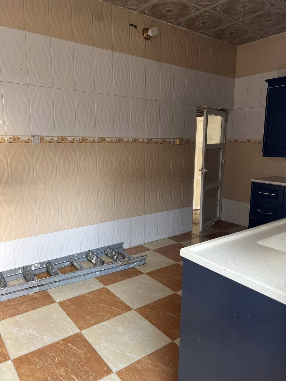 سلام عليكم
للبيع بيت 100م ركن موقع بختياري فرع اسواق المندلاوي بيت مكون من مطبخ+استقبال+غرفة نوم+ مجمع درج +صحيات كهرباء وماء متوفر + ماء بير 

رقم:***********
