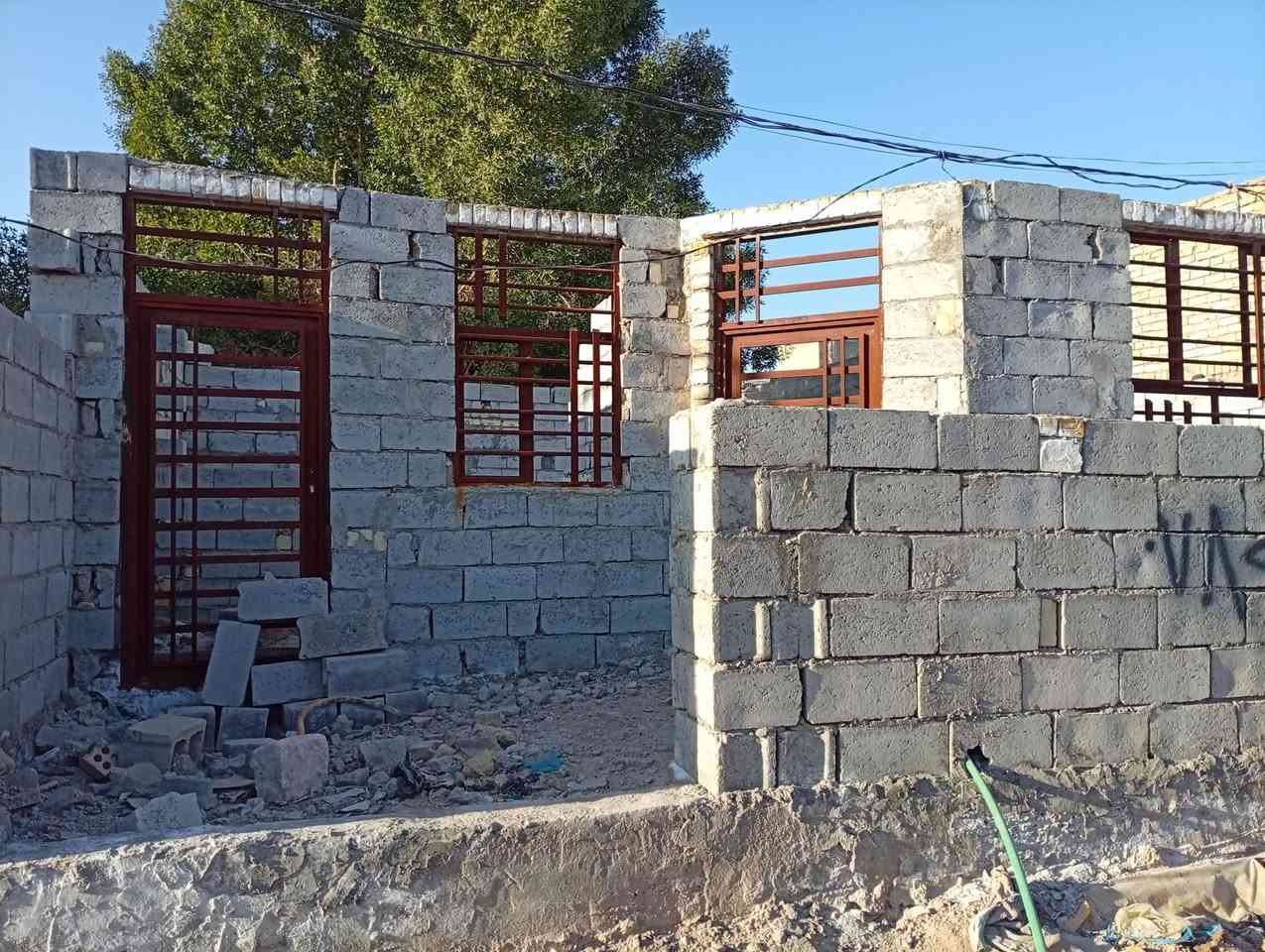 هيكل مبني 225متر مرقم بلديه وقطعه ملاصقه للهيكل 100متر العنوان شارع المعمل قرب صوره  جهه مجمع المختار الهيكل تصميمه يحتوي على غرفتين وصاله واستقبال ومطبخ ومكشوفات ثنين وصحيات خارجية وداخلية ***********متواجد واتساب
