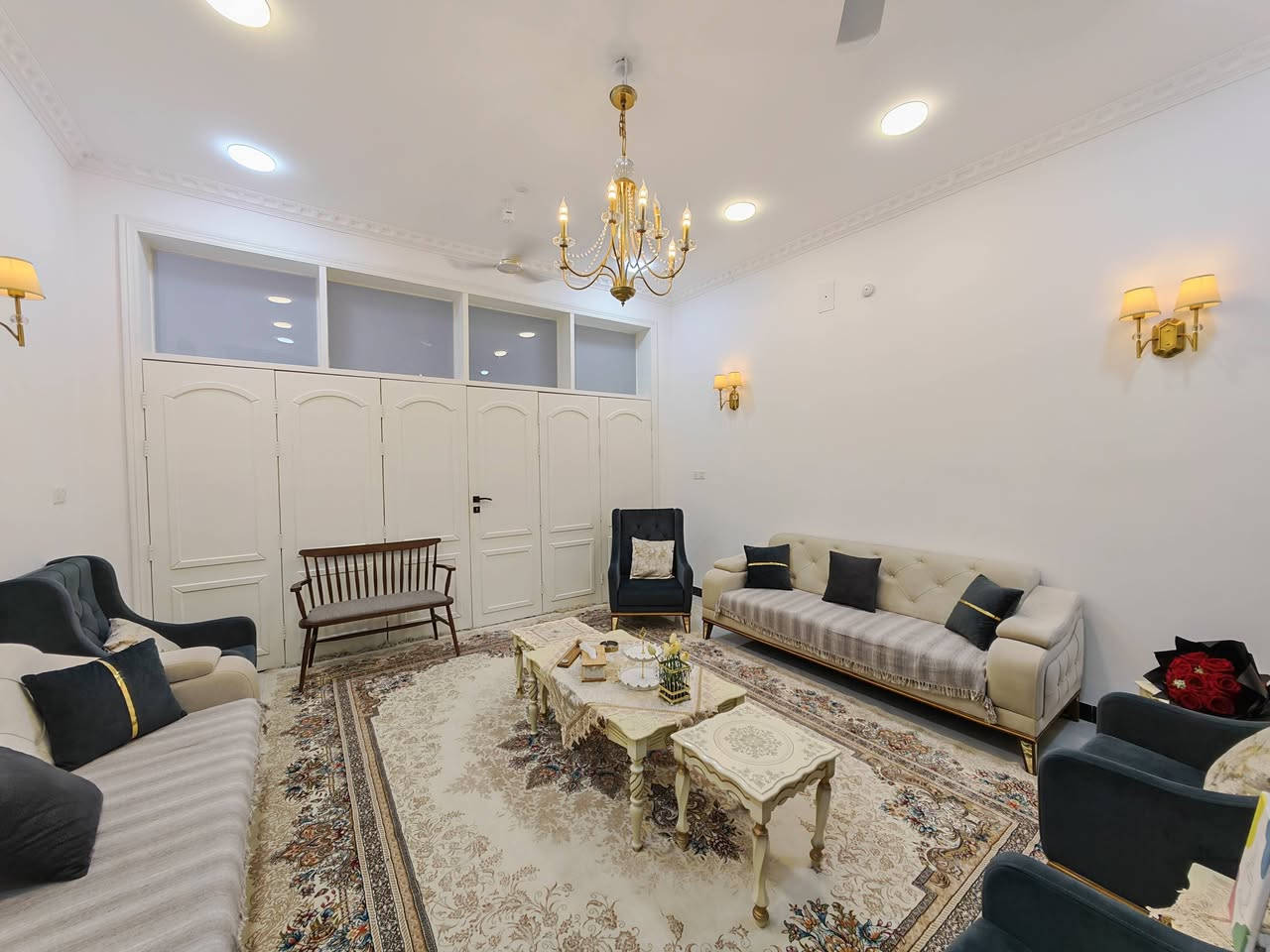 🏡 للـــبيــــــــع دار سكنـــــــي بموقع مميز 
📍 الموقع: شارع_80 خلف نون_مول 
✨ المواصفات:  
▫️ المساحة: 180 م²  (طابو زراعي سند 25) 
▫️ الدار ركن على شارعين 
▫️ بناء حديث 2024 
▫️ موقع مميز خلف التجاري (عرض الشارع 10م) 
▫️ تحتوي المنطقة على كافة الخدمات ماء وكهرباء ومجاري وتبليط 
..........
🔹 الطابق الأرضي:
- مطبخ بارد كبير 
-مطبح حار منفصل 
- هول واسع ومنفصل 
- استقبال منفصل 
- غرفة نوم كبيرة 
- صحيات عدد 2 (للضيوف والخدمة)  
- منور واسع 
- كراج سيارة 
🔹 *الطابق العلوي:
- غرفة نوم  ماستر (تحتوي على صحيات)
- غرفة نوم 
- هول كبير 
---------------------------------
📞 للاستفسار والمعاينة: 
الاتصال على الارقام :
***********☎️ واتساب    
او مراجعة المكتب 
الحلة _ الكرامة الشارع المشجر مجاور اسواق المطار 1 
--------------------------------
✅ نستقبل جميع عروضكم السكنية 🏠 والتجارية 🏡 بكافة مناطق الحلة
