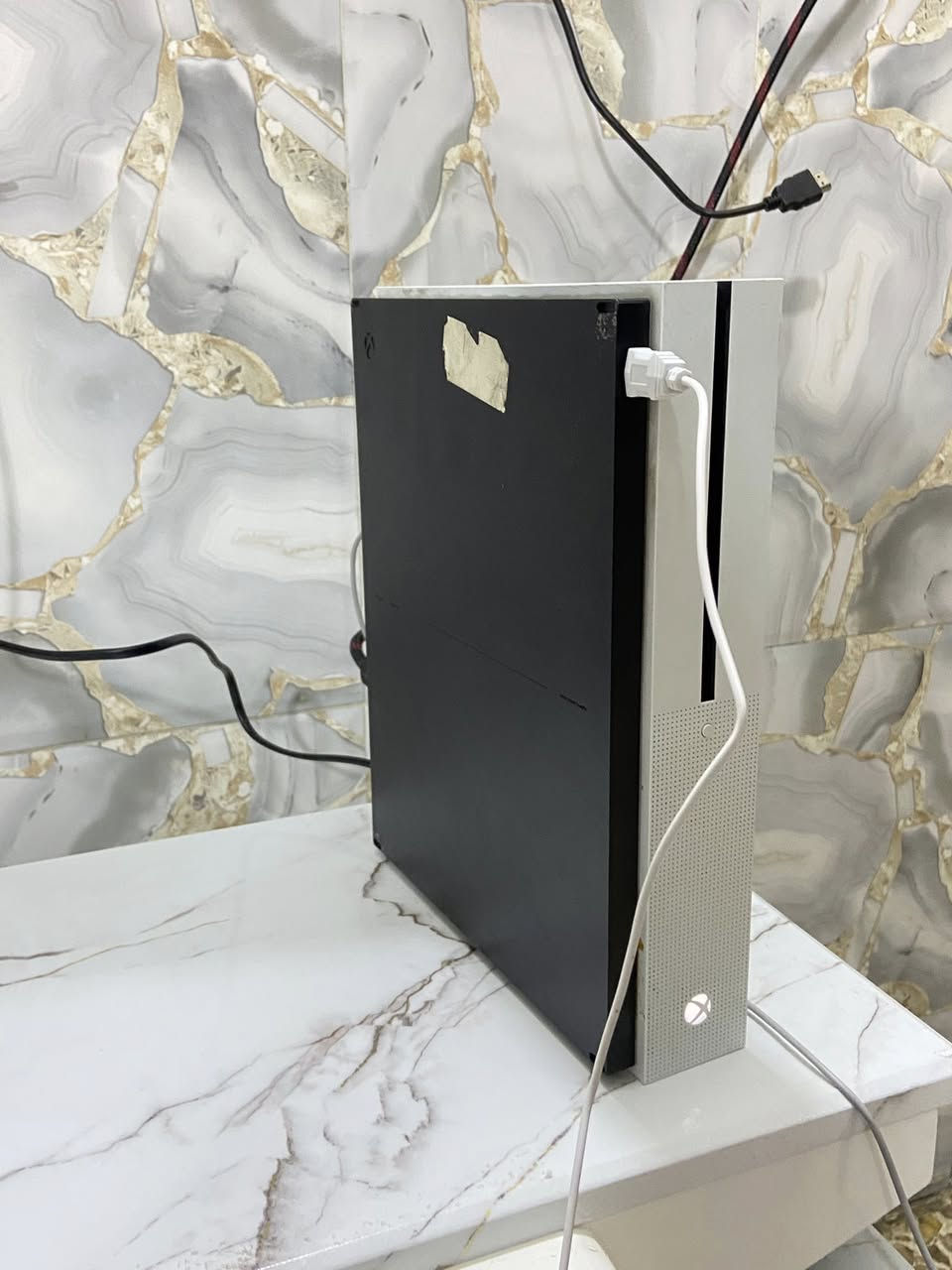 السلام عليكم جهاز XBOX ONE S ذاكرته واحد تيره الجهاز مافتوح نضافه 95% يجي وي الجهاز حساب بيه اشتراك كيم باس شهرين ونص ويجي ويا ماوس كيبورد وجويستك وحده وشاحنه بطاريه ويكبل مال جويستك البطاريه تشحنه مره تطول اسبوع وشاحنه بطاريه الجهاز سعره ١٧٠ مكاني بغداد 
واتساب ***********
