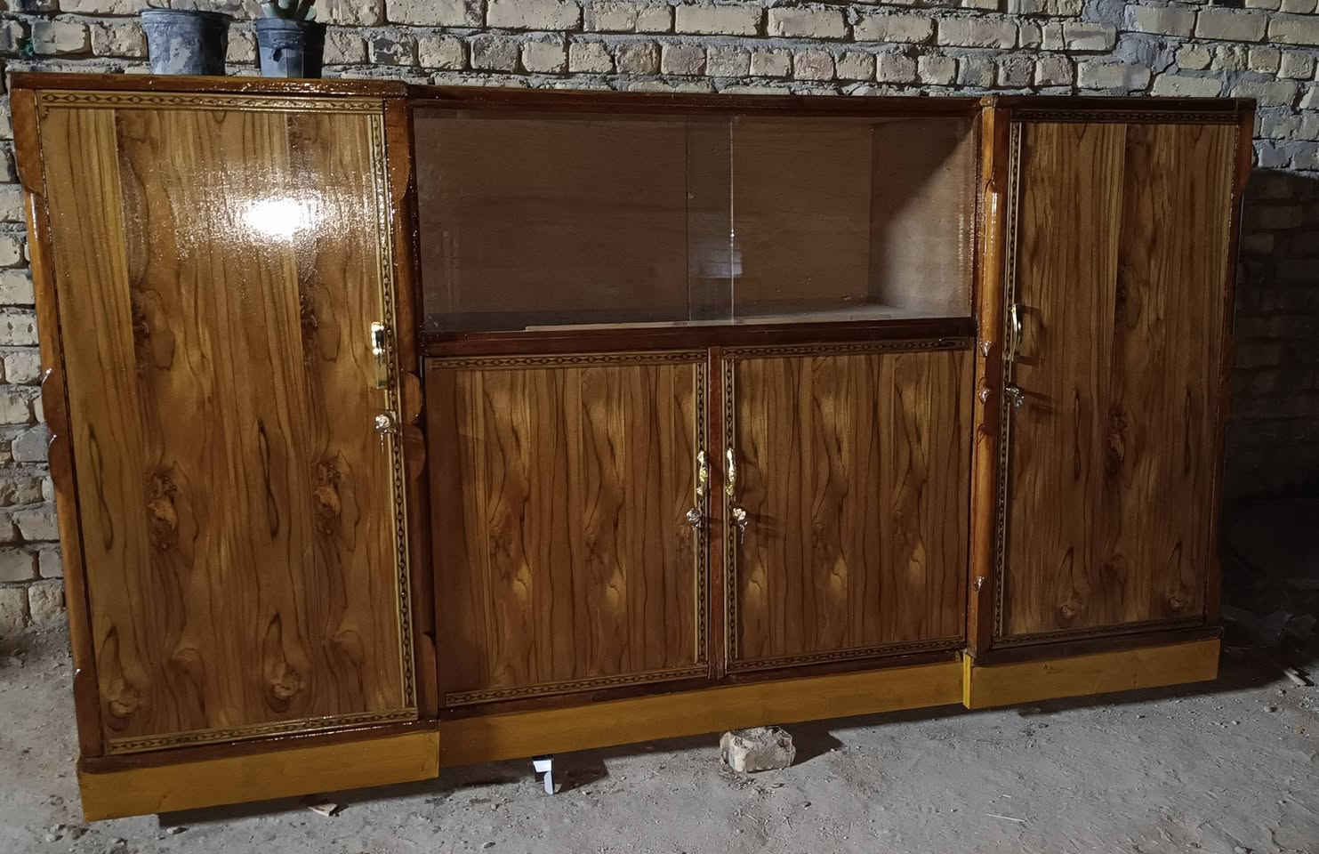 بوفيه تسكام مترين ونص للبيع المكان الشاميه سعر ب 175 وهذ رقمي ***********
