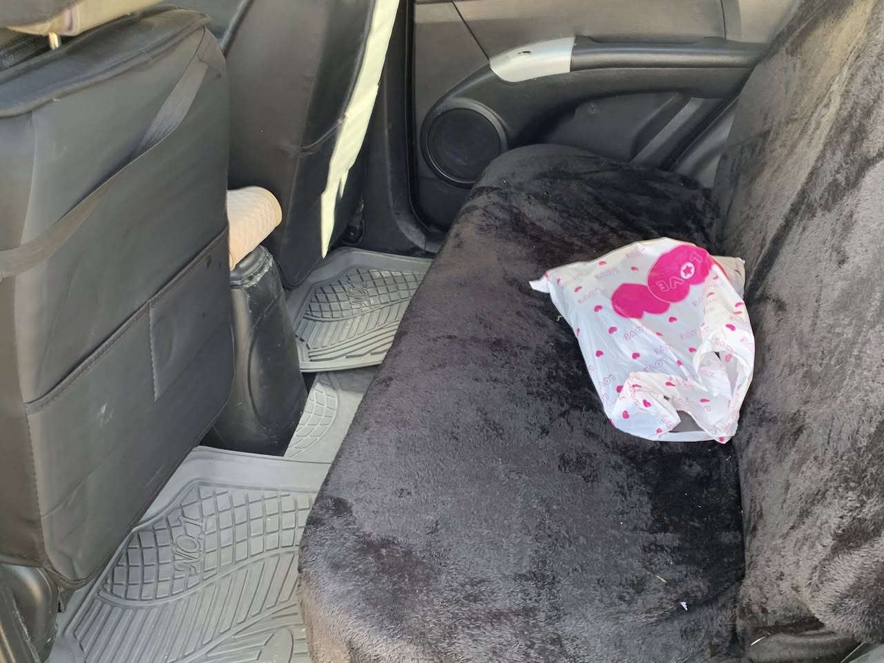 للبيع: كيا سبورتج 2009 (محرك دوش)
المواصفات الفنية:

الموديل: 2009.

اللون: رصاصي  (نظيف جداً).

المحرك: 4 سلندر - سعة 2000 DOHC (دوش) - محرك قوي واقتصادي جداً بصرف الوقود.

ناقل الحركة: أوتوماتيك.

الصدر والميكانيك: بحالة ممتازة، السيارة ناعمة جداً بالمشي.

الحالة العامة:

شاشة : كامرة خلفية +كار بلي

التبريد: تبريد ثلج.

الداخلية: نظيفة جداً، الدشبول والكراسي بحالة الوكالة.

الكهربائيات: كل الأزرار والأنظمة شغالة 100%.

المستمسكات:

الرقم: [بغداد ].

السنوية: [جديدة]، والتحويل مباشر وباسمي 

💰 السعر120] (بيها مجال بسيط للشراي).
 
📍 الموقع: [ديالى - بعقوبة].

📞 رقم الهاتف: [***********]
