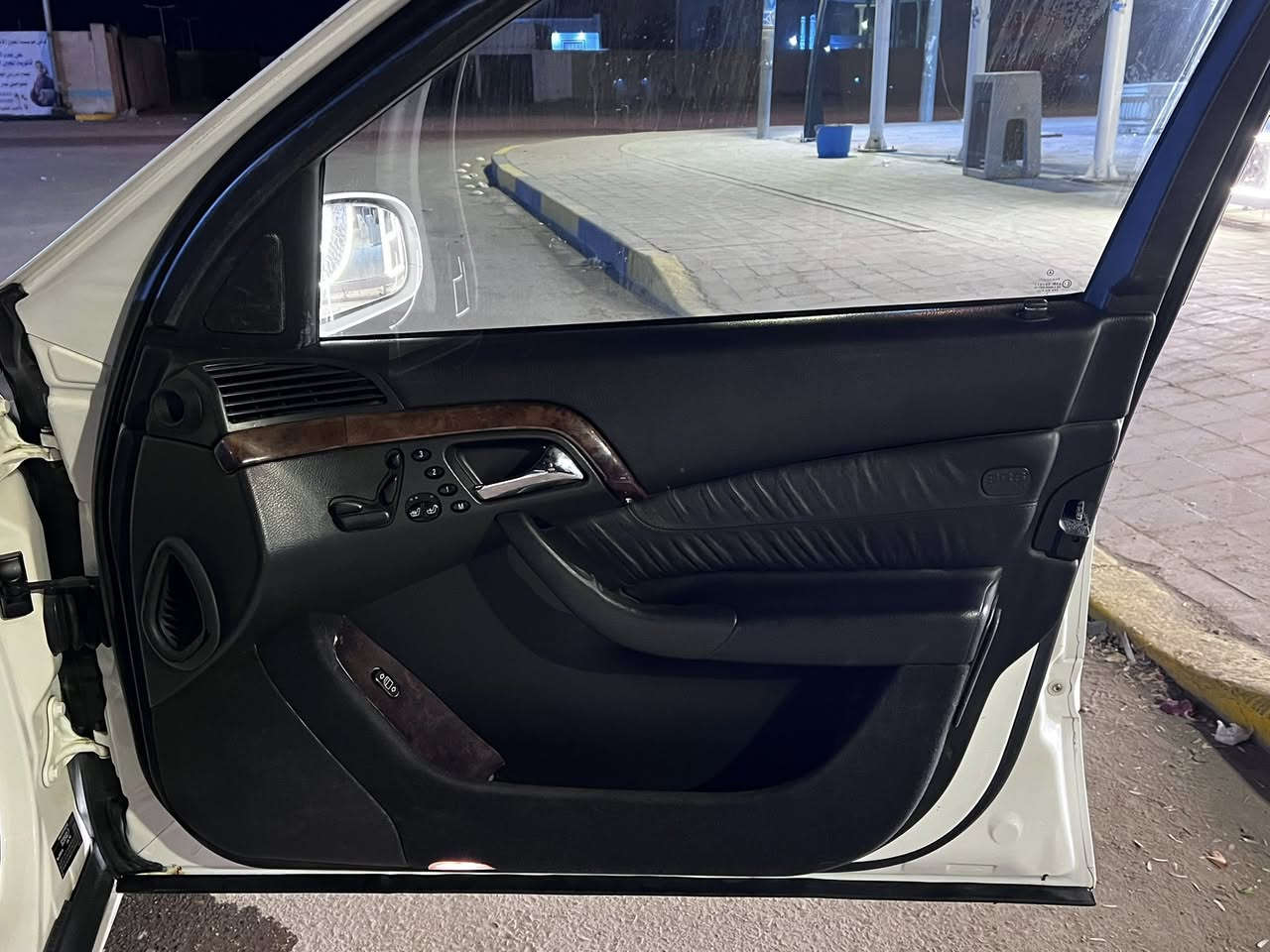 تحية طيبة 
للبيع 
مارسدس قواصه
مديل 2001 اصل 
مكينه S500
رقم بصرة انكليزي بأسمي 
السيارة فول مواصفات 
تبريد تدفئه شغالات 
لايت زنون متحرك 
مكينه وكير جدد 
جكات تصعد وتنزل 
السيارة كفاله من الحادث فقط رشات صبغ 
سيارة كلها بوضع البلاد وكلشي بيها شغال 
ومواصفات القواصه معروفه 
مكان السيارة البصرة 
سعر السيارة 115وبيها مجال 
رقم الهاتف ***********–***********
