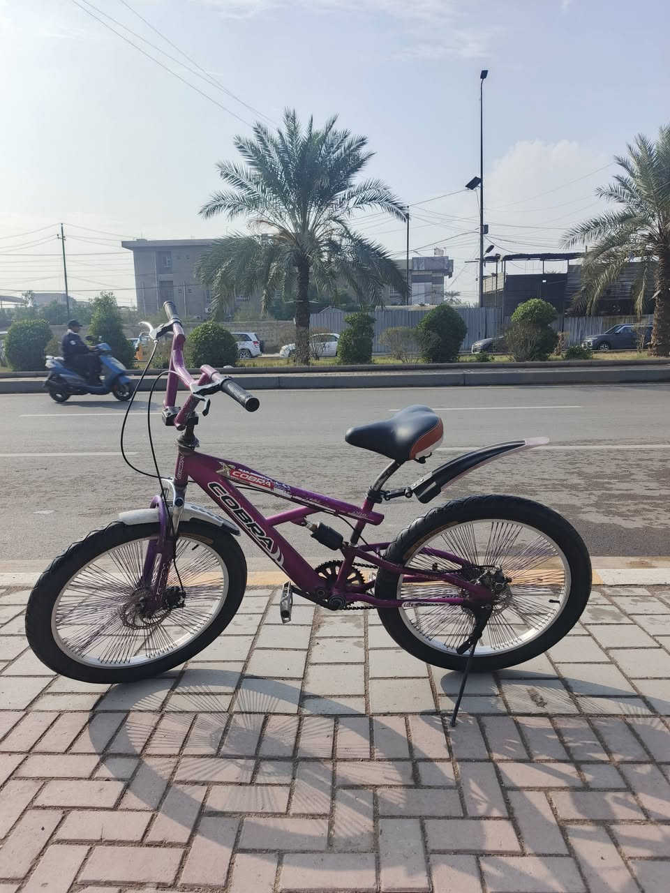 المواصفات
النوع: BMX (فري ستايل / شوارع)
الإطار: فولاذ قوي (Steel) لتحمّل القفزات والصدمات
الحجم:  24 إنش (المقاس الشائع للـBMX)
التعليق:
أمامي صلب (Rigid Fork)
إطارات جديده ياباني أنسى البنجر أو نزول ضغط الهواء
الفرامل: فرامل خلفية (V-Brake أو U-Brake)
السرعات: سرعة واحدة (Single Speed)
الإطارات: عريضة نسبيًا لثبات أفضل
الدواسات: ألمنيوم 
المقود: مرتفع للتحكم بالحركات والاستعراض
المزايا
قوية وتتحمل الاستخدام القاسي (قفز، حركات، مطبات)
المساعد الخلفي يعطي راحة أفضل على الطرق غير المستوية مقارنة بـBMX الصلبة / سعر البيع  70 الف مكان بغدادحي أور مقابيل مركز القدس  هاتف ***********  موجود على الواتساب
