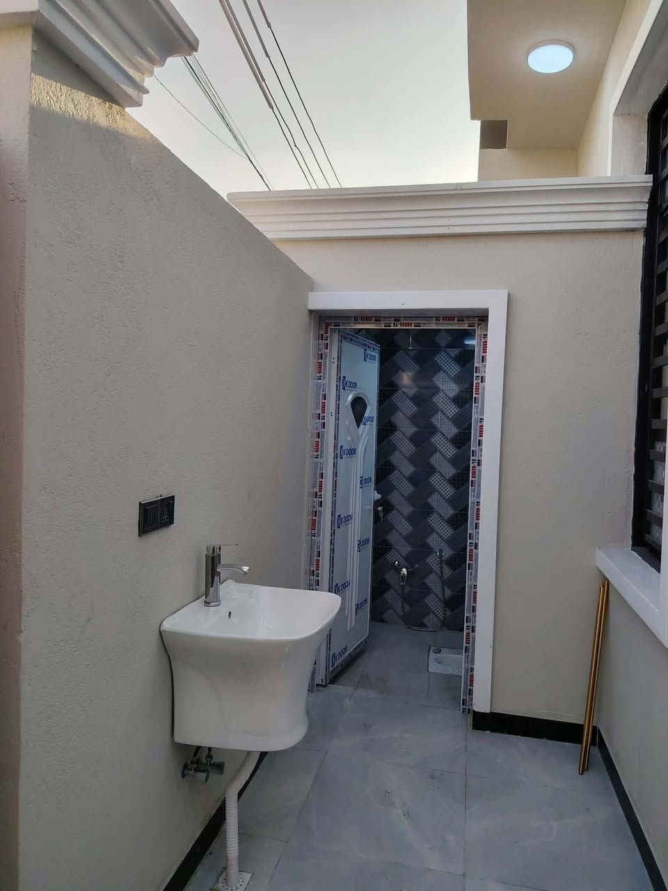 بيت تحفه جيب غراضك وكعد 
 مساحه 125 طاب وصرف طابوق كونكريت في الاسكان الصناعي نزله الثالثه يحتوي على غرفتين وصاله وديوانيه ومطبخ وصحيات داخليه وخارجيه الشراي فقط لمو شراي لا يعامل ***********
