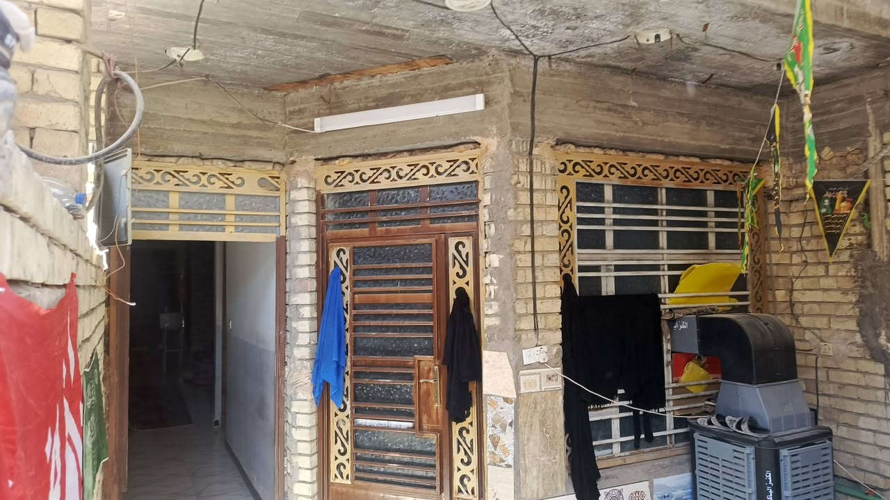 سلام عليكم بيت لبيع البلديات الظباط الثانيه 
قرب معجنات لبنان 
المساحه 100متر 
طابقين 
يحتوي ستقبال+صاله+مطبخ +مطبخ +غرفت نوم 
الطابق ثاني +غرفتين نوم+ صاله + بيتونه وصطحين 
استفسار رقم ***********
