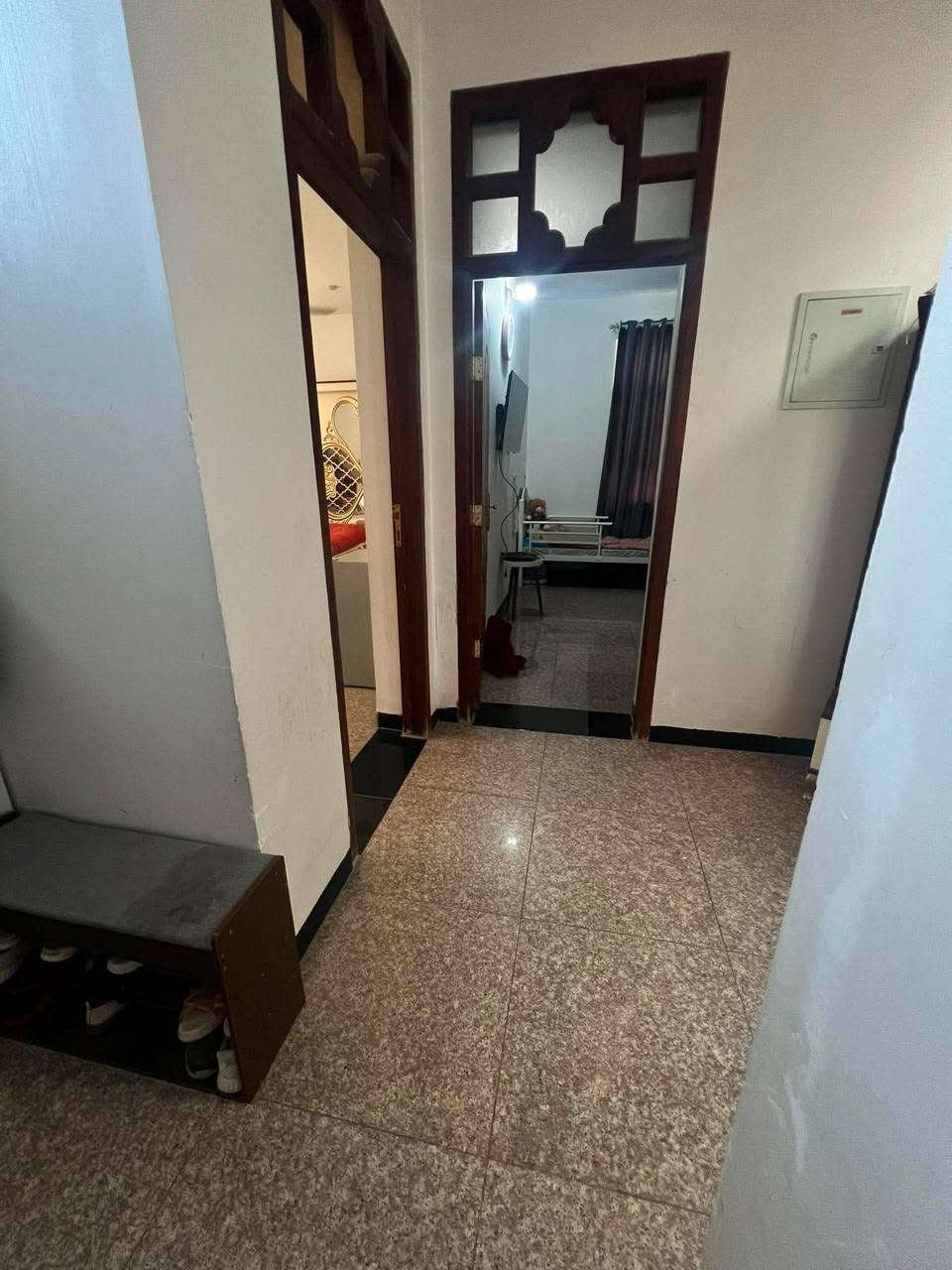 🏡 الدار للـــبيــــــــع  
📍 الموقع: شارع ٨٠ جهة كربلاء فرع شركه الماس الكهربائيه
✨ المواصفات:  
▫️ المساحة: 100 م²  
▫️ 10 × 10 م ركن 
..........
🔹 الطابق الأرضي:
- غرفه نوم  
_ مطبخ
_ صاله
_ كلدور 
_ صحيات 
🔹 *الطابق العلوي:
- غرفتين نوم 
_ كلدور 
_ مجمع صحيات 
_ سطح 
---------------------------------
📞 للاستفسار والمعاينة: 
الاتصال على الارقام :
***********☎️ واتساب    
او مراجعة المكتب 
الحلة _  شارع المقام / مجاور مول الحسن 
--------------------------------
✅ نستقبل جميع عروضكم السكنية 🏠 والتجارية 🏡 بكافة مناطق الحلة

