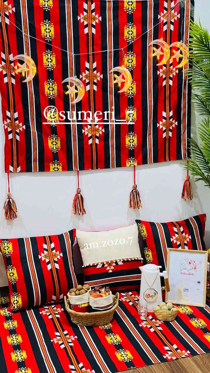 مفروشات ركن رمضاني 🌙✨💫مميز بنقش بدوي متوفر جمله الدرزن ١٩٧ الف اقل كميه ٢ درزن ( متكون من وجه كوشه ٣  /مفرش ارضي / ديكور جداري  / أكياس٢)  للحجز والاستفسار دايركت او وتساب ***********
