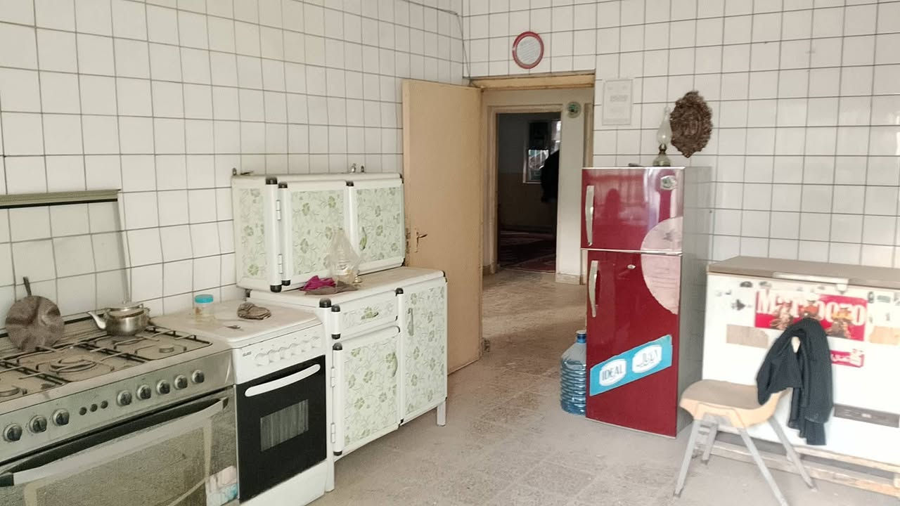 السلام عليكم دار للبيع شهداء العبيدي الثانية خلف كوزمتك هشام ٢٠٠ متر طابو صرف طابق ونص يحتوي على استقبال ومطبخ واربع غرف نوم وحمامين وترك واسع حول البيت وجهة للقبلة وجدا نفه وجاهز للسكن ومعاملة العائدية كاملة مكملة يعني مابي اي نقوصات السعر ٢٠٠ وبي مجال بسيط للاستفسار الاتصال على الارقام التاليه 
***********
***********
