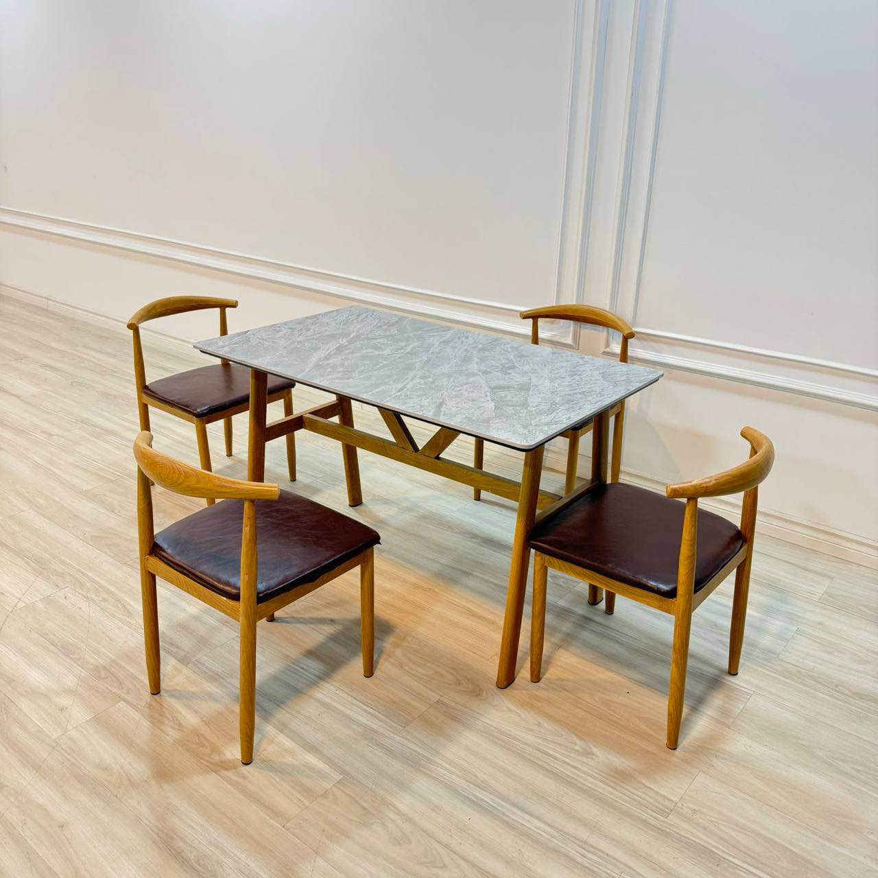 #سارع_بالحجز_ #الجميع 
ميز طعام 4 كرسي رجل حديد 
دوشمه جلد سطح الميز رخام مزجج 
قياس الميز 70*120 سم 
هيكل حديد بالكامل صبغ حراي 

للحجز والاستفسار مراسله الصفحة او الاتصال بالرقم*********** بغداد, العراق
