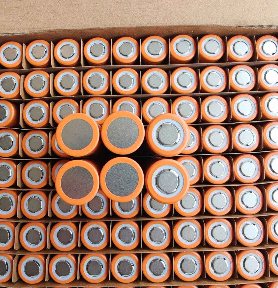 The lithium batteries cell TP INR18650-35E 3.6V 3500mah 3C Rate rechargeable Lithium battery delivers reliable power for portable electronic devices 3.6V nominal voltage 3500mAh capacity,which offers a balance of energy density,power output,and safety.
Consumer Electronics:
LED Flashlights & Torches (High-lumen, rechargeable models)
Portable Fans (USB or battery-operated)
Emergency Lights & Radios
Bluetooth headsets/earphone
Wireless Keyboards/Mice (If designed for 18650)
Power Banks & Portable Chargers:
Custom or DIY power banks (18650-based designs)
Electric Tools & Gadgets:
Cordless Tools (Drills, screwdrivers – if compatible)
Soldering Irons (Portable models)


**إذا كنت صاحب هذا الإعلان وتريد حذفه لأي سبب، رجاءا أرسل رسالة إلى الدعم الفني**